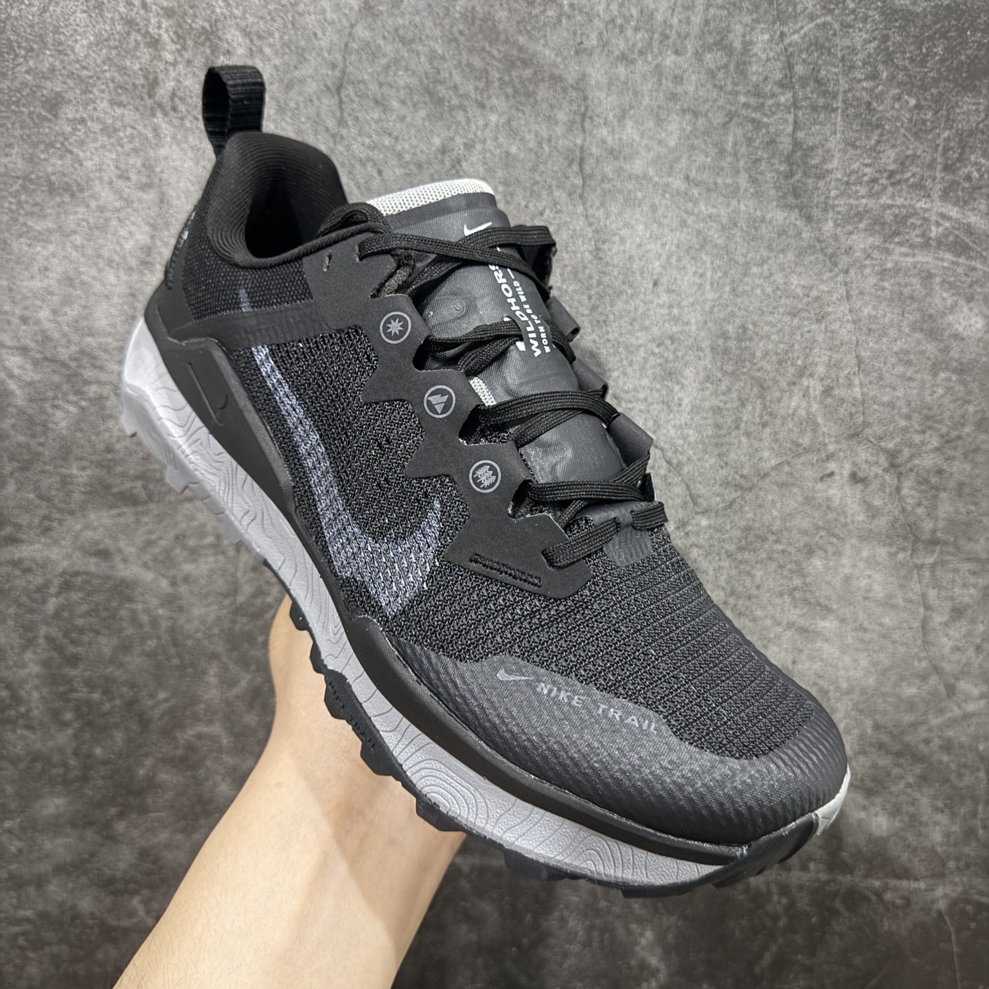 图片[3]-【公司级】耐克 Nike WildHorse 8 男子越野跑步鞋 飞野马八代 缓震透气 运动鞋 穿上Nike Wildhorse 8 越野跑步鞋，由步道起点往山顶前进，沿途征服蜿蜒小径、起伏山丘和棘手急弯。 此鞋款专为越野跑设计，集强劲抓地力、回弹缓震效能和可靠包覆设计于一身，助你在应对长距离越野跑和崎岖地形时站稳脚步，不断向前。优点：耐用，出色的锁定效果，充足的脚趾空间，在泥泞、湿地和雪地上有很好的抓地力，在硬地上也很舒适，稳定而具有保护性的中底，平稳、令人愉快的跑步感觉，最适合日常训练和越野长慢跑。 货号：DR2686-001 尺码：39-45含半码-选品中心