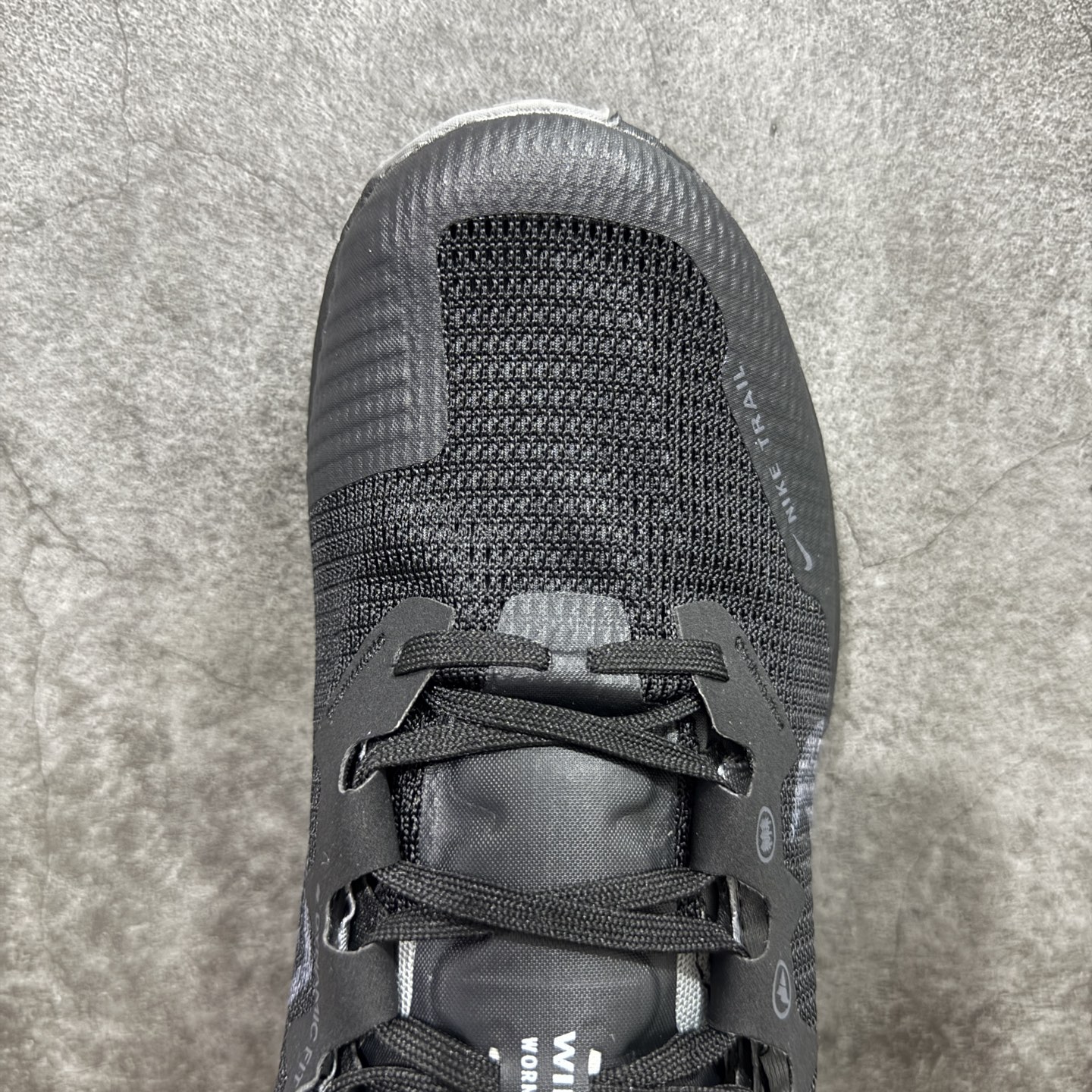 图片[5]-【公司级】耐克 Nike WildHorse 8 男子越野跑步鞋 飞野马八代 缓震透气 运动鞋 穿上Nike Wildhorse 8 越野跑步鞋，由步道起点往山顶前进，沿途征服蜿蜒小径、起伏山丘和棘手急弯。 此鞋款专为越野跑设计，集强劲抓地力、回弹缓震效能和可靠包覆设计于一身，助你在应对长距离越野跑和崎岖地形时站稳脚步，不断向前。优点：耐用，出色的锁定效果，充足的脚趾空间，在泥泞、湿地和雪地上有很好的抓地力，在硬地上也很舒适，稳定而具有保护性的中底，平稳、令人愉快的跑步感觉，最适合日常训练和越野长慢跑。 货号：DR2686-001 尺码：39-45含半码-选品中心