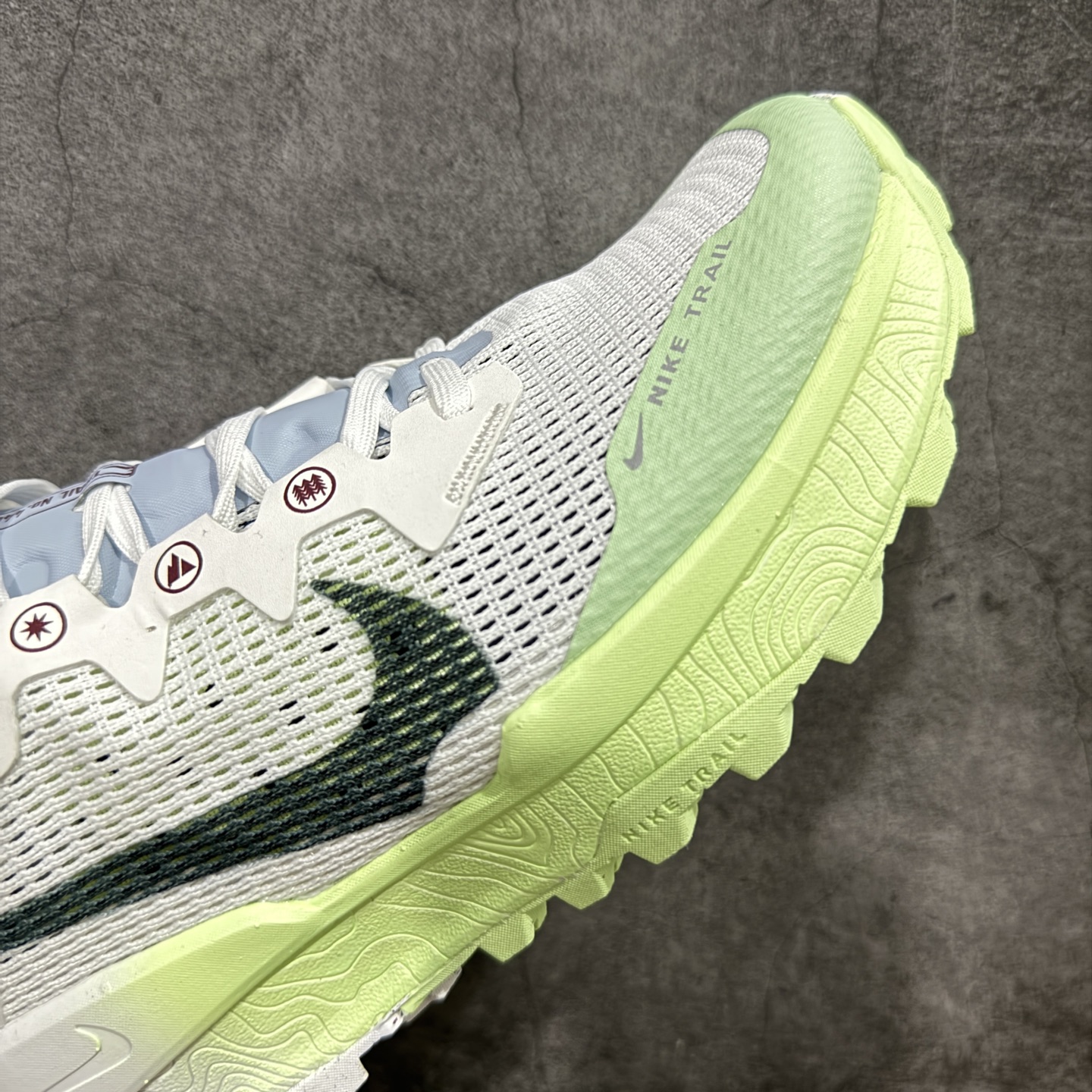 图片[6]-【公司级】耐克 Nike WildHorse 8 男子越野跑步鞋 飞野马八代 缓震透气 运动鞋 穿上Nike Wildhorse 8 越野跑步鞋，由步道起点往山顶前进，沿途征服蜿蜒小径、起伏山丘和棘手急弯。 此鞋款专为越野跑设计，集强劲抓地力、回弹缓震效能和可靠包覆设计于一身，助你在应对长距离越野跑和崎岖地形时站稳脚步，不断向前。优点：耐用，出色的锁定效果，充足的脚趾空间，在泥泞、湿地和雪地上有很好的抓地力，在硬地上也很舒适，稳定而具有保护性的中底，平稳、令人愉快的跑步感觉，最适合日常训练和越野长慢跑。 货号：DR2686-103 尺码：39-45含半码-选品中心