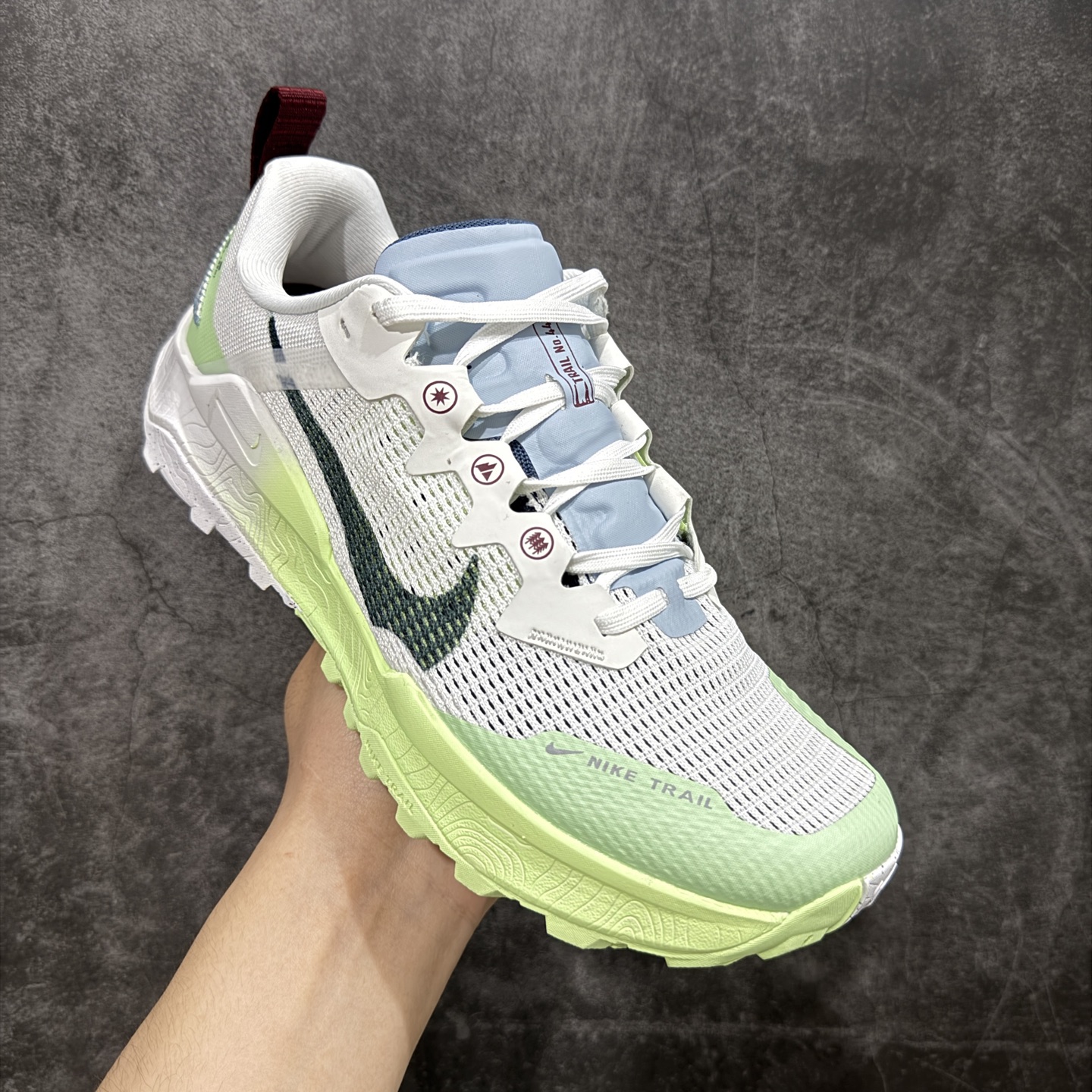 图片[3]-【公司级】耐克 Nike WildHorse 8 男子越野跑步鞋 飞野马八代 缓震透气 运动鞋 穿上Nike Wildhorse 8 越野跑步鞋，由步道起点往山顶前进，沿途征服蜿蜒小径、起伏山丘和棘手急弯。 此鞋款专为越野跑设计，集强劲抓地力、回弹缓震效能和可靠包覆设计于一身，助你在应对长距离越野跑和崎岖地形时站稳脚步，不断向前。优点：耐用，出色的锁定效果，充足的脚趾空间，在泥泞、湿地和雪地上有很好的抓地力，在硬地上也很舒适，稳定而具有保护性的中底，平稳、令人愉快的跑步感觉，最适合日常训练和越野长慢跑。 货号：DR2686-103 尺码：39-45含半码-选品中心