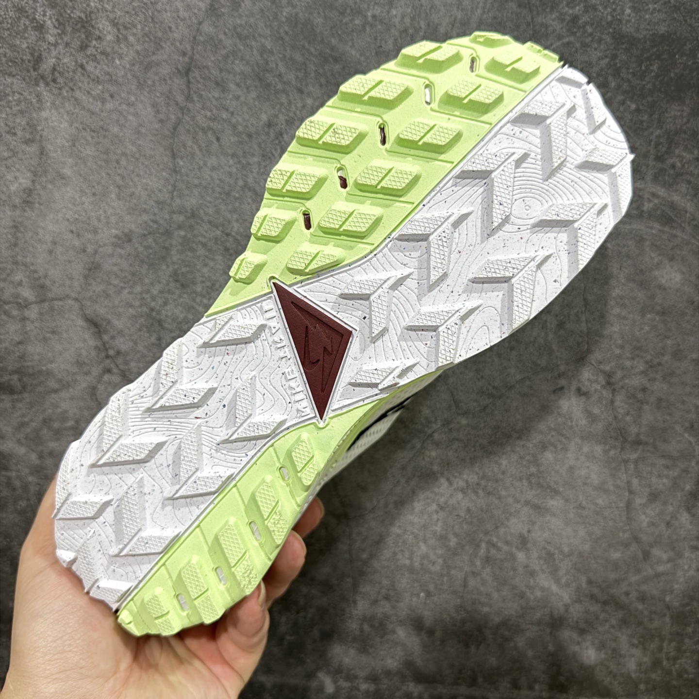 图片[9]-【公司级】耐克 Nike WildHorse 8 男子越野跑步鞋 飞野马八代 缓震透气 运动鞋 穿上Nike Wildhorse 8 越野跑步鞋，由步道起点往山顶前进，沿途征服蜿蜒小径、起伏山丘和棘手急弯。 此鞋款专为越野跑设计，集强劲抓地力、回弹缓震效能和可靠包覆设计于一身，助你在应对长距离越野跑和崎岖地形时站稳脚步，不断向前。优点：耐用，出色的锁定效果，充足的脚趾空间，在泥泞、湿地和雪地上有很好的抓地力，在硬地上也很舒适，稳定而具有保护性的中底，平稳、令人愉快的跑步感觉，最适合日常训练和越野长慢跑。 货号：DR2686-103 尺码：39-45含半码-选品中心