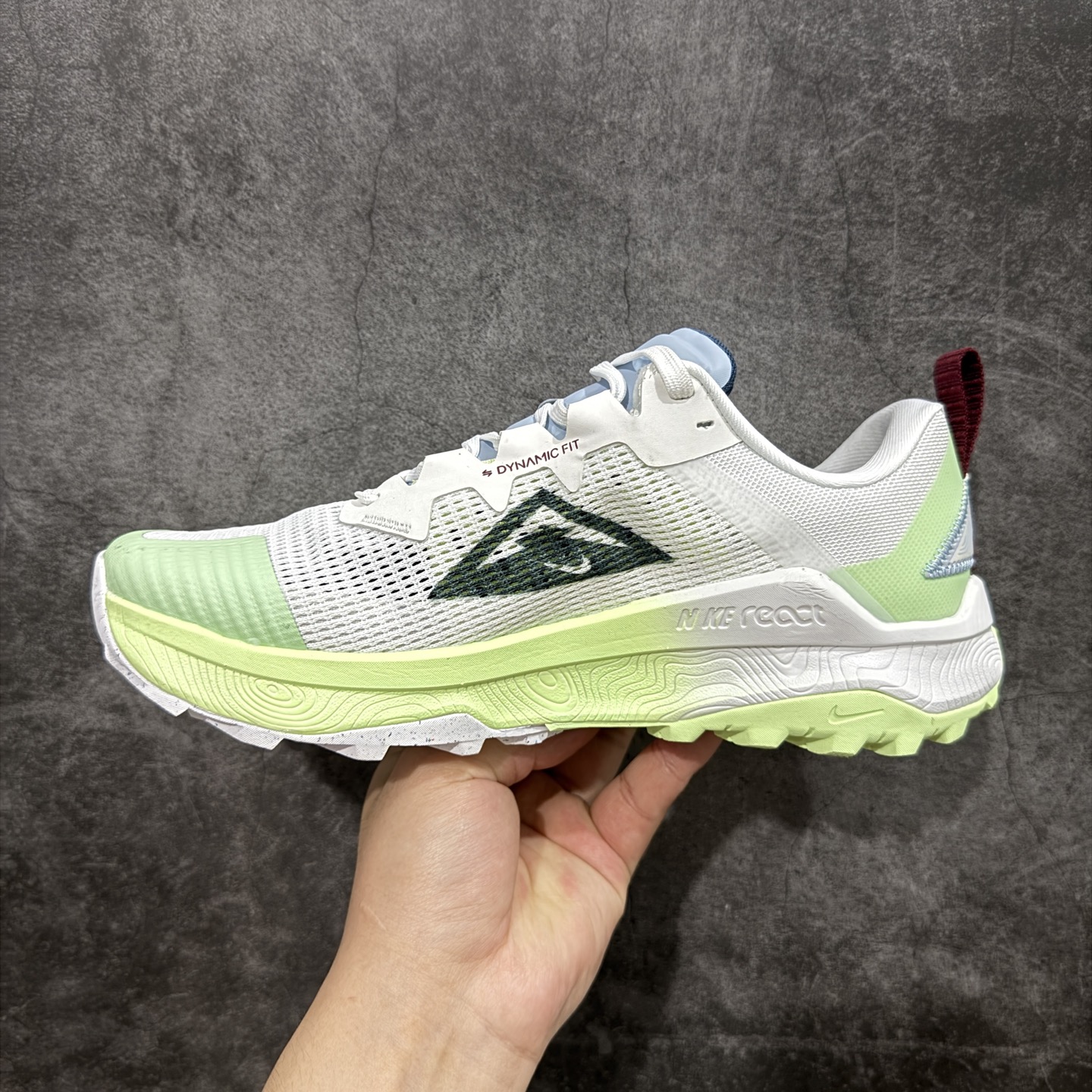 图片[2]-【公司级】耐克 Nike WildHorse 8 男子越野跑步鞋 飞野马八代 缓震透气 运动鞋 穿上Nike Wildhorse 8 越野跑步鞋，由步道起点往山顶前进，沿途征服蜿蜒小径、起伏山丘和棘手急弯。 此鞋款专为越野跑设计，集强劲抓地力、回弹缓震效能和可靠包覆设计于一身，助你在应对长距离越野跑和崎岖地形时站稳脚步，不断向前。优点：耐用，出色的锁定效果，充足的脚趾空间，在泥泞、湿地和雪地上有很好的抓地力，在硬地上也很舒适，稳定而具有保护性的中底，平稳、令人愉快的跑步感觉，最适合日常训练和越野长慢跑。 货号：DR2686-103 尺码：39-45含半码-选品中心