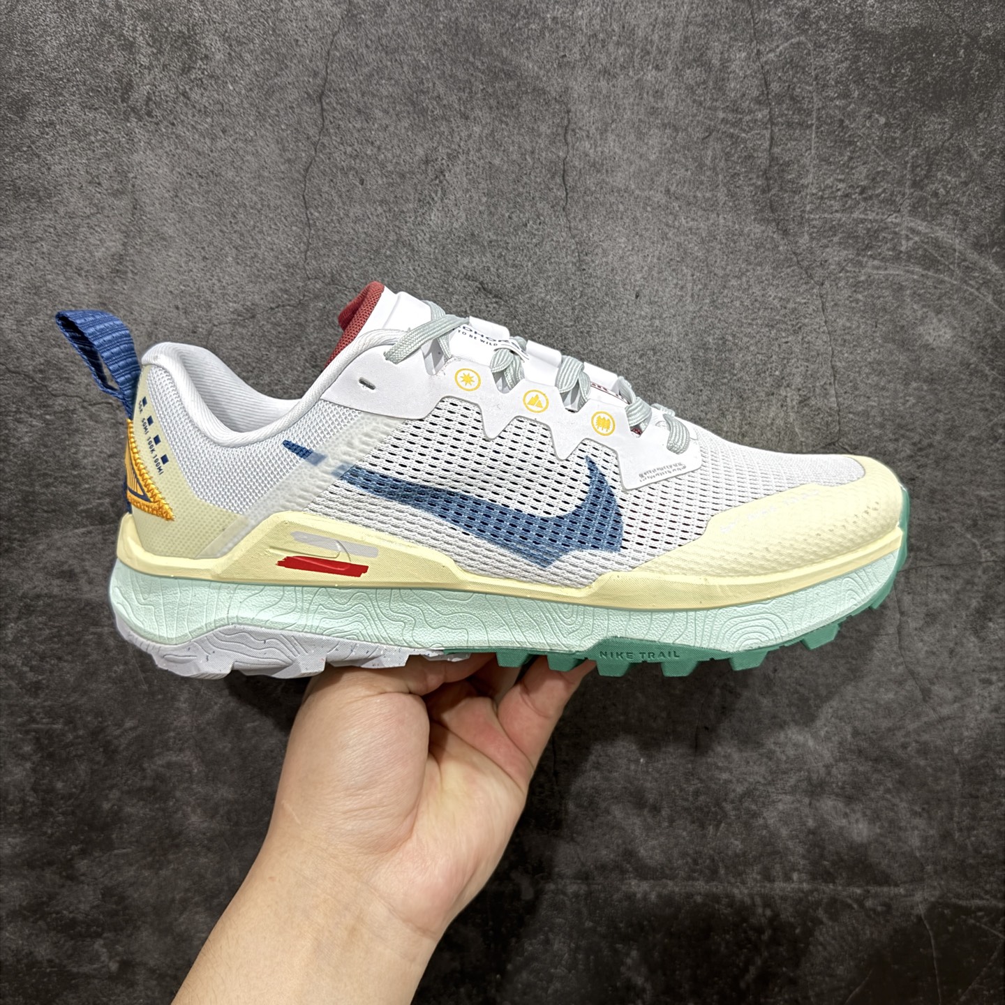 【公司级】耐克 Nike WildHorse 8 男子越野跑步鞋 飞野马八代 缓震透气 运动鞋 穿上Nike Wildhorse 8 越野跑步鞋,由步道起点往山顶前进,沿途征服蜿蜒小径、起伏山丘和棘手急弯。 此鞋款专为越野跑设计,集强劲抓地力、回弹缓震效能和可靠包覆设计于一身,助你在应对长距离越野跑和崎岖地形时站稳脚步,不断向前。优点:耐用,出色的锁定效果,充足的脚趾空间,在泥泞、湿地和雪地上有很好的抓地力,在硬地上也很舒适,稳定而具有保护性的中底,平稳、令人愉快的跑步感觉,最适合日常训练和越野长慢跑。 货号:DR2686-101 尺码:39-45含半码-选品中心