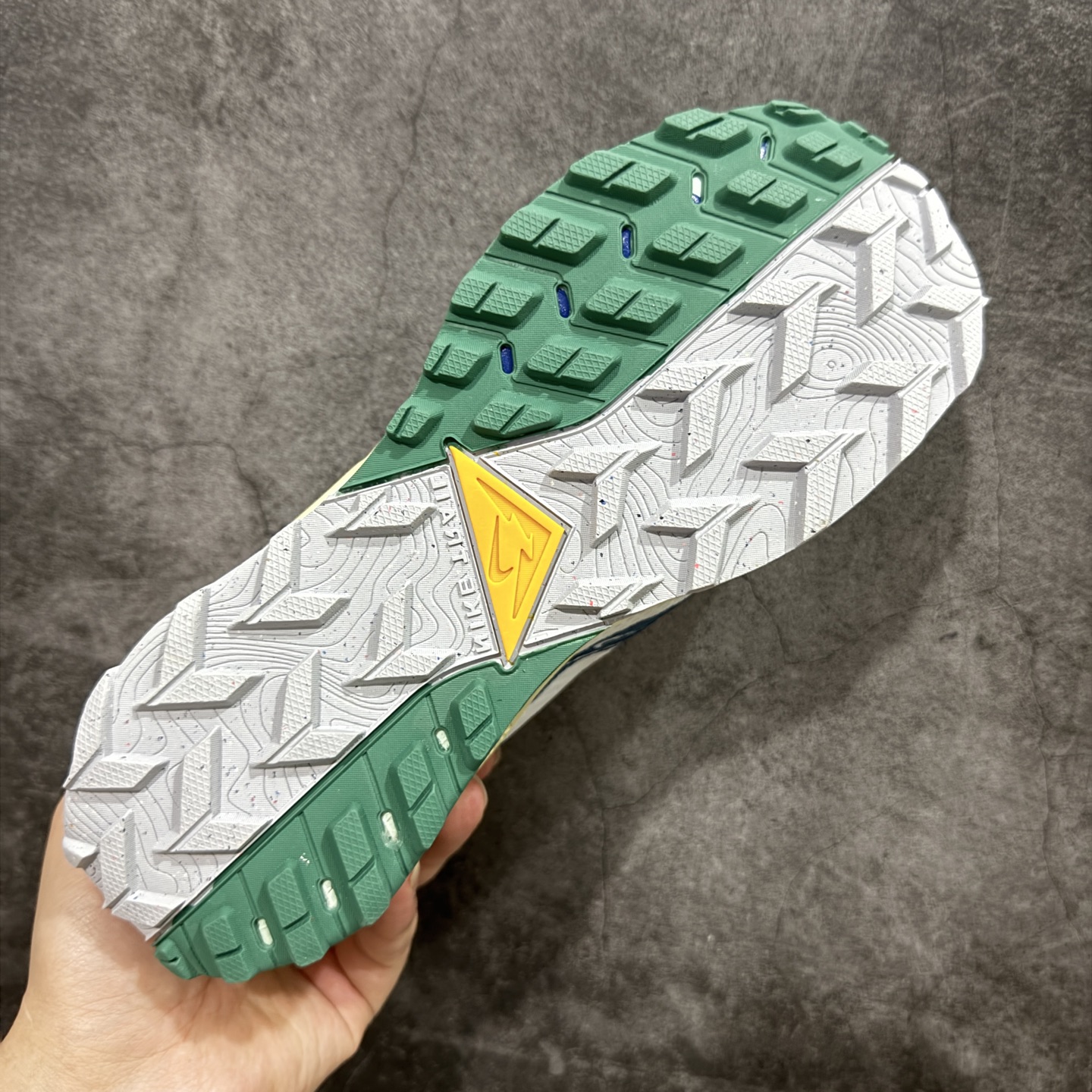 图片[9]-【公司级】耐克 Nike WildHorse 8 男子越野跑步鞋 飞野马八代 缓震透气 运动鞋 穿上Nike Wildhorse 8 越野跑步鞋，由步道起点往山顶前进，沿途征服蜿蜒小径、起伏山丘和棘手急弯。 此鞋款专为越野跑设计，集强劲抓地力、回弹缓震效能和可靠包覆设计于一身，助你在应对长距离越野跑和崎岖地形时站稳脚步，不断向前。优点：耐用，出色的锁定效果，充足的脚趾空间，在泥泞、湿地和雪地上有很好的抓地力，在硬地上也很舒适，稳定而具有保护性的中底，平稳、令人愉快的跑步感觉，最适合日常训练和越野长慢跑。 货号：DR2686-101 尺码：39-45含半码-选品中心