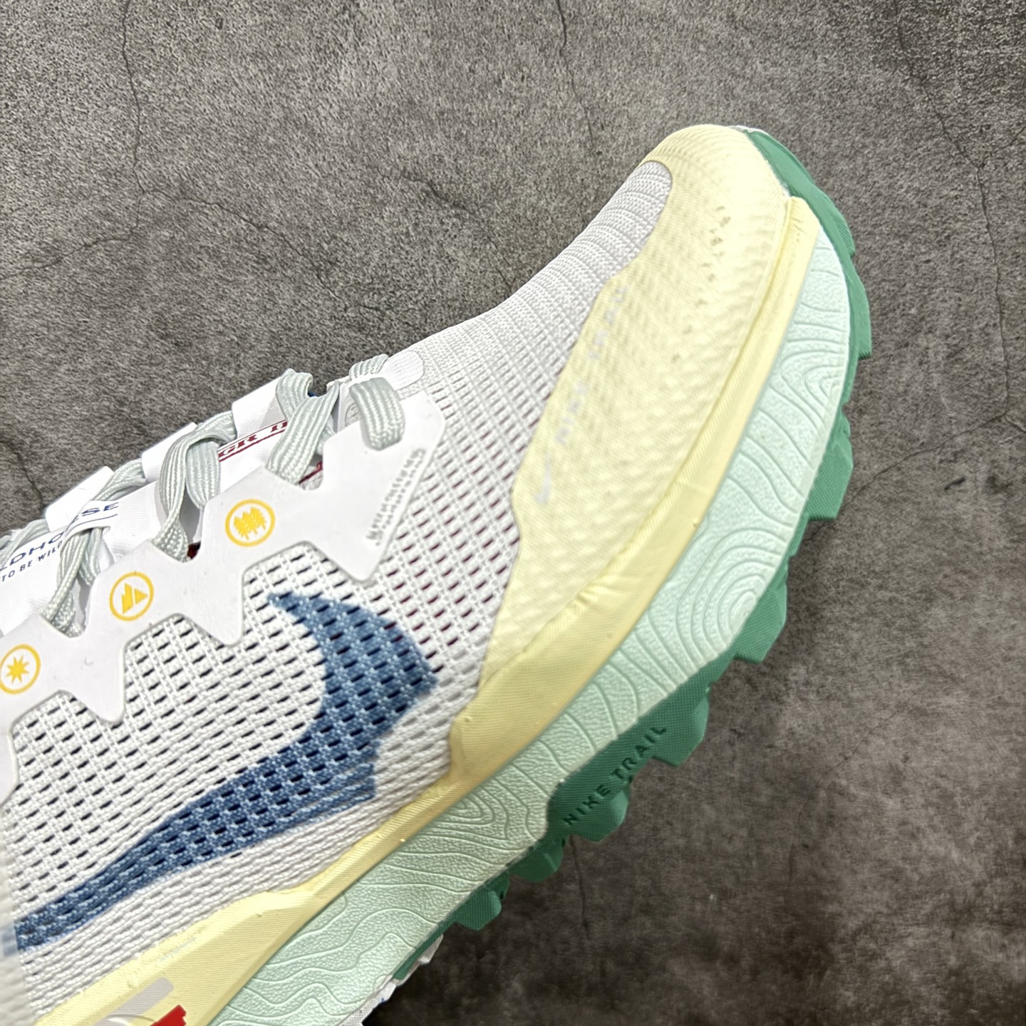 图片[6]-【公司级】耐克 Nike WildHorse 8 男子越野跑步鞋 飞野马八代 缓震透气 运动鞋 穿上Nike Wildhorse 8 越野跑步鞋，由步道起点往山顶前进，沿途征服蜿蜒小径、起伏山丘和棘手急弯。 此鞋款专为越野跑设计，集强劲抓地力、回弹缓震效能和可靠包覆设计于一身，助你在应对长距离越野跑和崎岖地形时站稳脚步，不断向前。优点：耐用，出色的锁定效果，充足的脚趾空间，在泥泞、湿地和雪地上有很好的抓地力，在硬地上也很舒适，稳定而具有保护性的中底，平稳、令人愉快的跑步感觉，最适合日常训练和越野长慢跑。 货号：DR2686-101 尺码：39-45含半码-选品中心