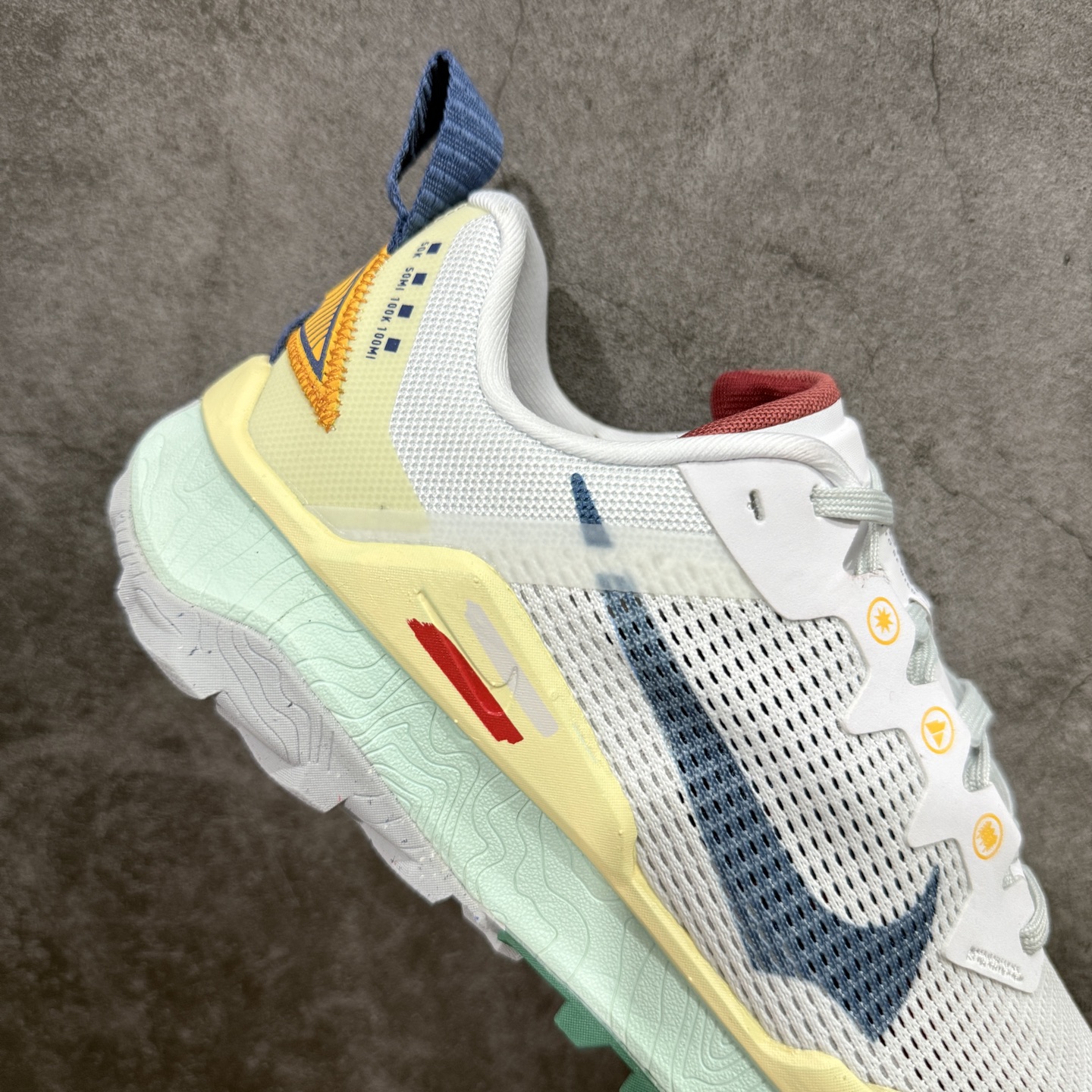 图片[7]-【公司级】耐克 Nike WildHorse 8 男子越野跑步鞋 飞野马八代 缓震透气 运动鞋 穿上Nike Wildhorse 8 越野跑步鞋，由步道起点往山顶前进，沿途征服蜿蜒小径、起伏山丘和棘手急弯。 此鞋款专为越野跑设计，集强劲抓地力、回弹缓震效能和可靠包覆设计于一身，助你在应对长距离越野跑和崎岖地形时站稳脚步，不断向前。优点：耐用，出色的锁定效果，充足的脚趾空间，在泥泞、湿地和雪地上有很好的抓地力，在硬地上也很舒适，稳定而具有保护性的中底，平稳、令人愉快的跑步感觉，最适合日常训练和越野长慢跑。 货号：DR2686-101 尺码：39-45含半码-选品中心