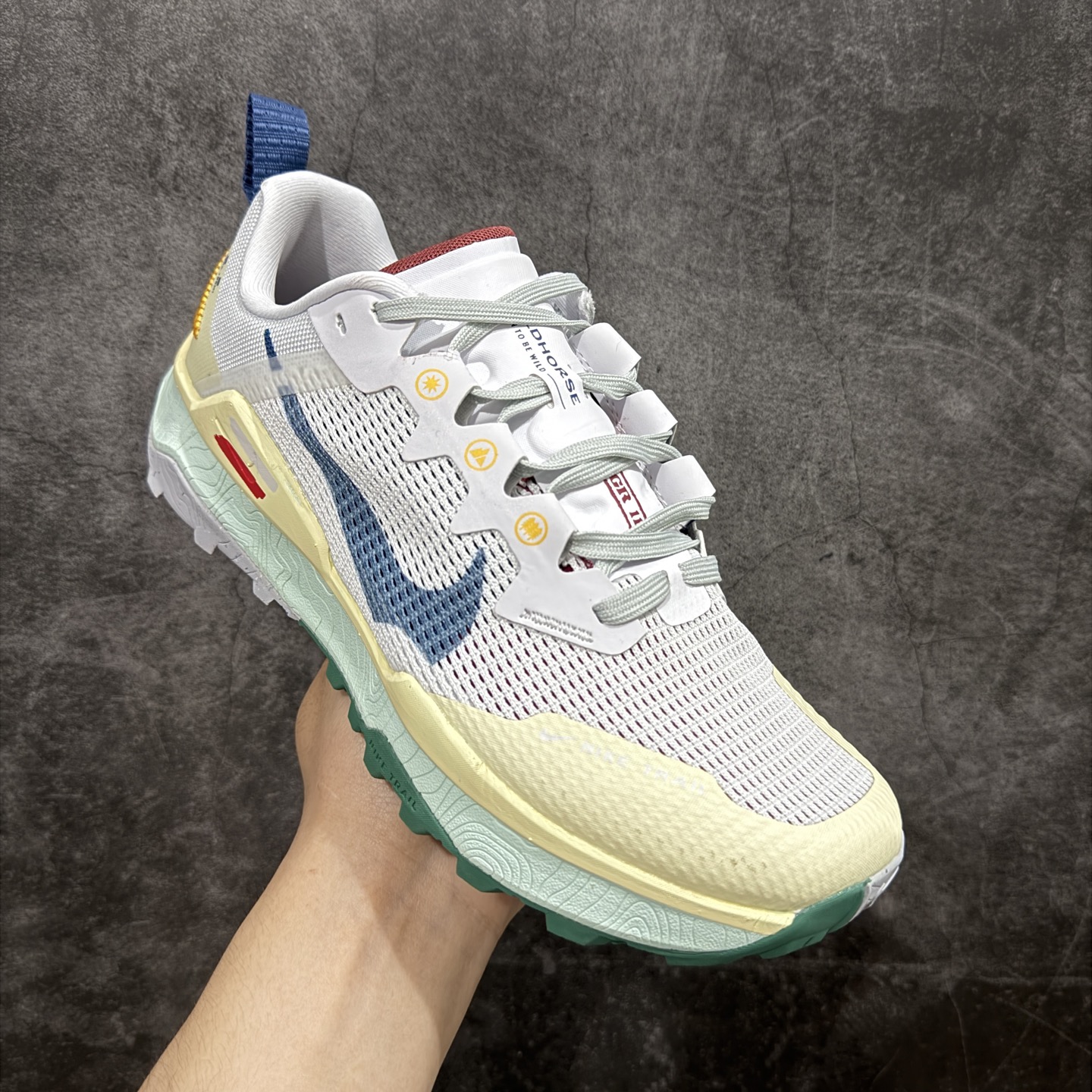 图片[3]-【公司级】耐克 Nike WildHorse 8 男子越野跑步鞋 飞野马八代 缓震透气 运动鞋 穿上Nike Wildhorse 8 越野跑步鞋，由步道起点往山顶前进，沿途征服蜿蜒小径、起伏山丘和棘手急弯。 此鞋款专为越野跑设计，集强劲抓地力、回弹缓震效能和可靠包覆设计于一身，助你在应对长距离越野跑和崎岖地形时站稳脚步，不断向前。优点：耐用，出色的锁定效果，充足的脚趾空间，在泥泞、湿地和雪地上有很好的抓地力，在硬地上也很舒适，稳定而具有保护性的中底，平稳、令人愉快的跑步感觉，最适合日常训练和越野长慢跑。 货号：DR2686-101 尺码：39-45含半码-选品中心