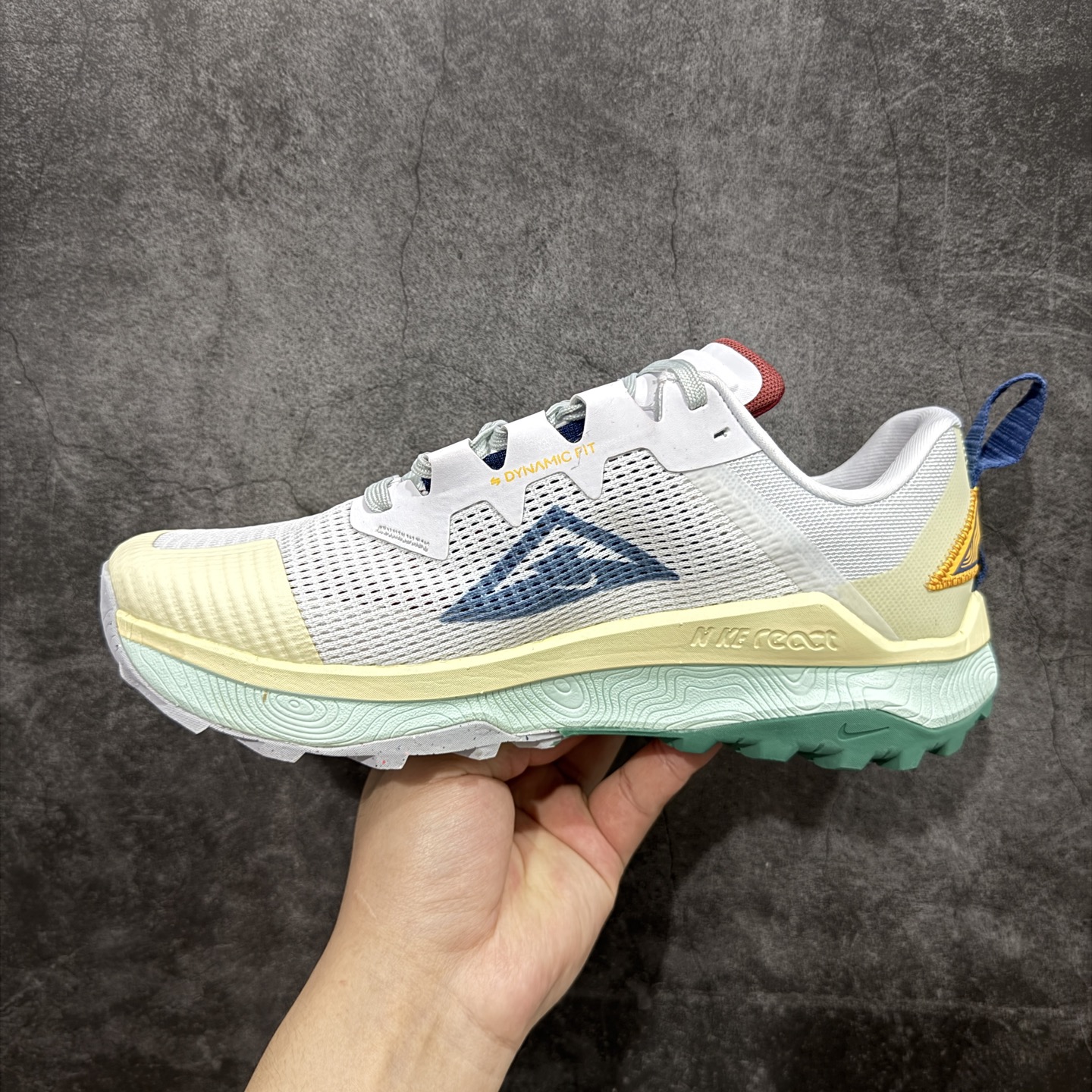 图片[2]-【公司级】耐克 Nike WildHorse 8 男子越野跑步鞋 飞野马八代 缓震透气 运动鞋 穿上Nike Wildhorse 8 越野跑步鞋，由步道起点往山顶前进，沿途征服蜿蜒小径、起伏山丘和棘手急弯。 此鞋款专为越野跑设计，集强劲抓地力、回弹缓震效能和可靠包覆设计于一身，助你在应对长距离越野跑和崎岖地形时站稳脚步，不断向前。优点：耐用，出色的锁定效果，充足的脚趾空间，在泥泞、湿地和雪地上有很好的抓地力，在硬地上也很舒适，稳定而具有保护性的中底，平稳、令人愉快的跑步感觉，最适合日常训练和越野长慢跑。 货号：DR2686-101 尺码：39-45含半码-选品中心