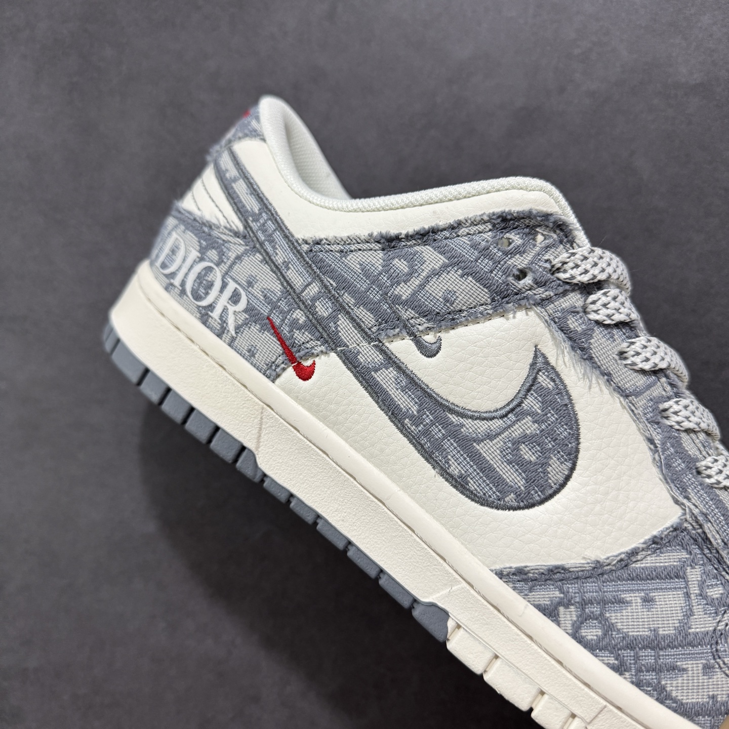 280 定制版Nike SB Dunk Low 迪奥系列 织布灰勾 周年高端定制 低帮休闲板鞋 SJ2558-013