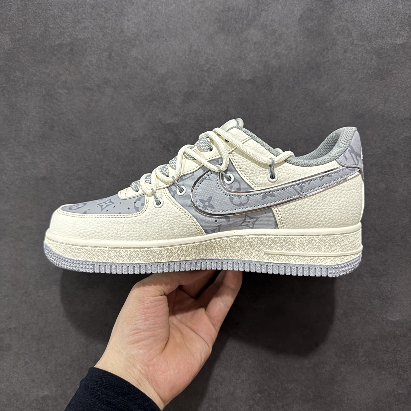 💰305 工厂直销 X版公司货
【NK】
【定制版】Nike Air Force 1'07 Low LV联名 灰印花抽绳 空军一号低帮休闲板鞋 DM6868-062
#原楦头原纸板 原装鞋盒 定制五金配件 内置全掌气垫 原厂鞋底
尺码：36 36.5 37.5 38 38.5 39 40 40.5 41 42 42.5 43 44 44.5 45 
编码：HXS310320