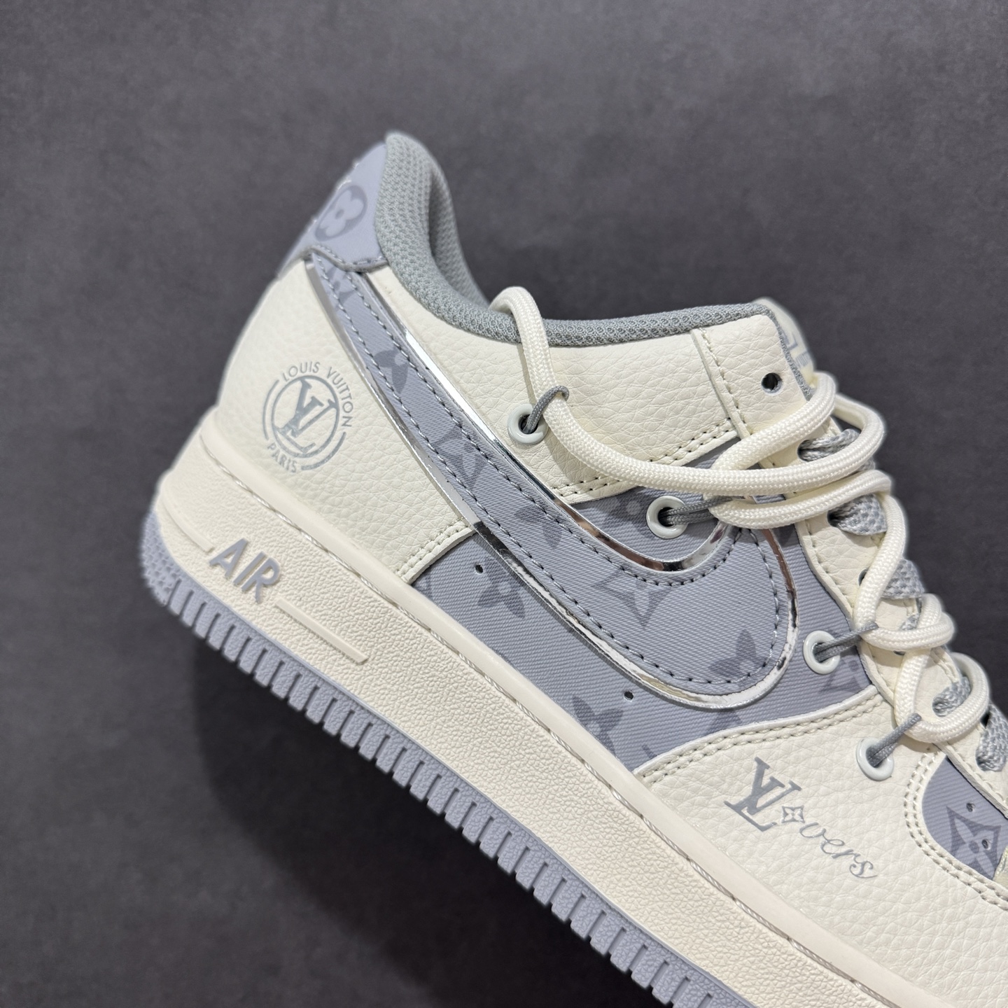 💰305 工厂直销 X版公司货
【NK】
【定制版】Nike Air Force 1'07 Low LV联名 灰印花抽绳 空军一号低帮休闲板鞋 DM6868-062
#原楦头原纸板 原装鞋盒 定制五金配件 内置全掌气垫 原厂鞋底
尺码：36 36.5 37.5 38 38.5 39 40 40.5 41 42 42.5 43 44 44.5 45 
编码：HXS310320