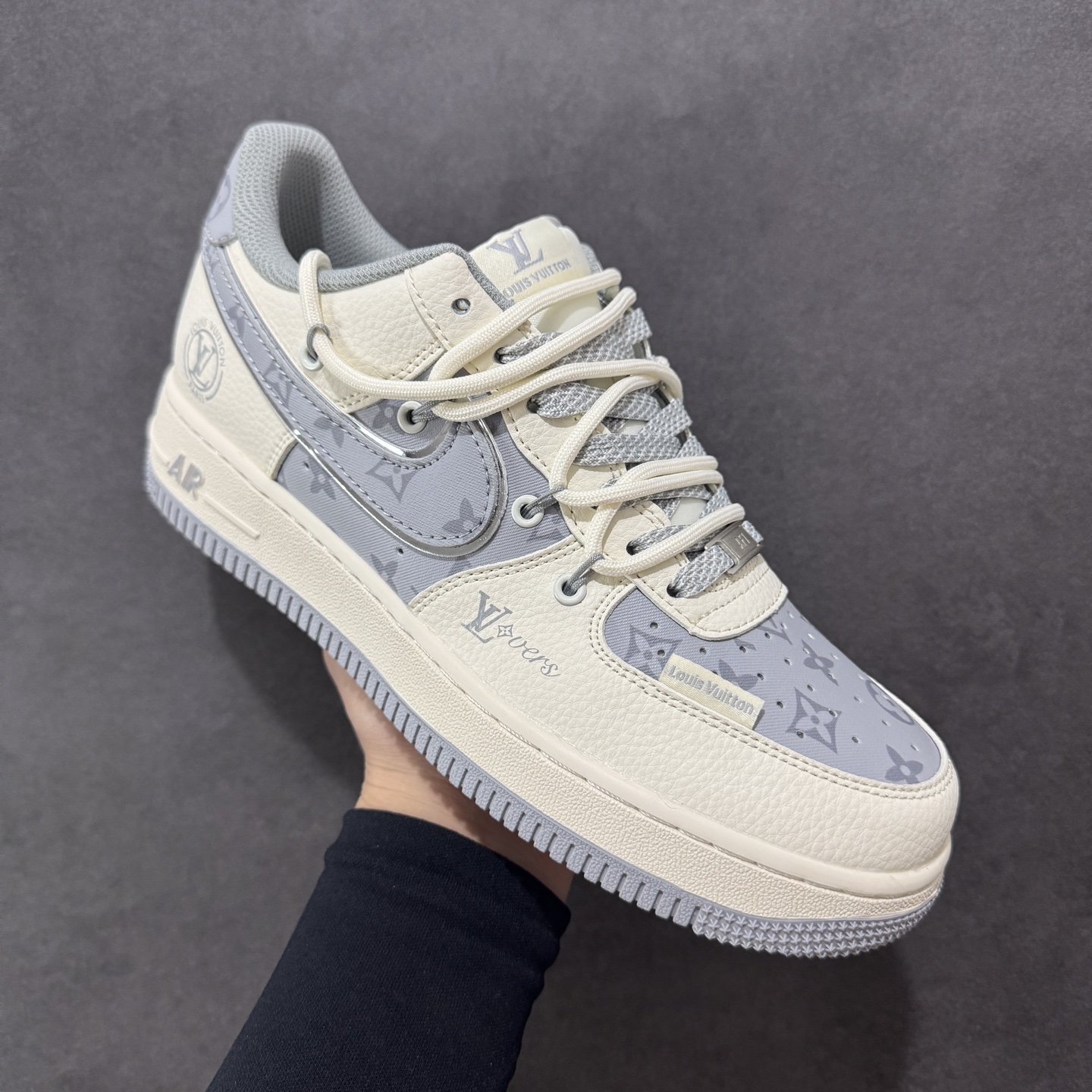 💰305 工厂直销 X版公司货
【NK】
【定制版】Nike Air Force 1'07 Low LV联名 灰印花抽绳 空军一号低帮休闲板鞋 DM6868-062
#原楦头原纸板 原装鞋盒 定制五金配件 内置全掌气垫 原厂鞋底
尺码：36 36.5 37.5 38 38.5 39 40 40.5 41 42 42.5 43 44 44.5 45 
编码：HXS310320