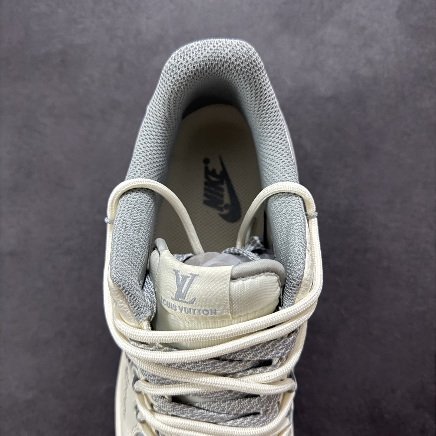 💰305 工厂直销 X版公司货
【NK】
【定制版】Nike Air Force 1'07 Low LV联名 灰印花抽绳 空军一号低帮休闲板鞋 DM6868-062
#原楦头原纸板 原装鞋盒 定制五金配件 内置全掌气垫 原厂鞋底
尺码：36 36.5 37.5 38 38.5 39 40 40.5 41 42 42.5 43 44 44.5 45 
编码：HXS310320