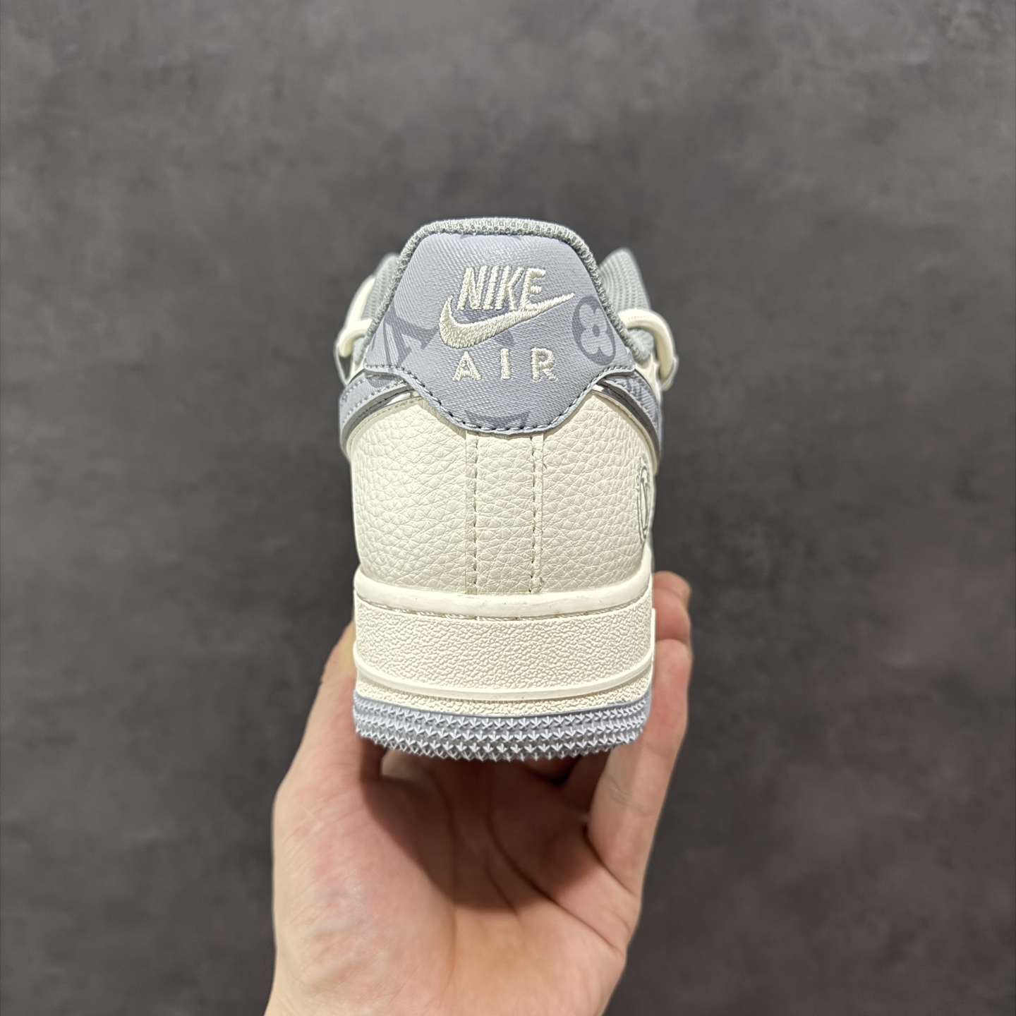💰305 工厂直销 X版公司货
【NK】
【定制版】Nike Air Force 1'07 Low LV联名 灰印花抽绳 空军一号低帮休闲板鞋 DM6868-062
#原楦头原纸板 原装鞋盒 定制五金配件 内置全掌气垫 原厂鞋底
尺码：36 36.5 37.5 38 38.5 39 40 40.5 41 42 42.5 43 44 44.5 45 
编码：HXS310320