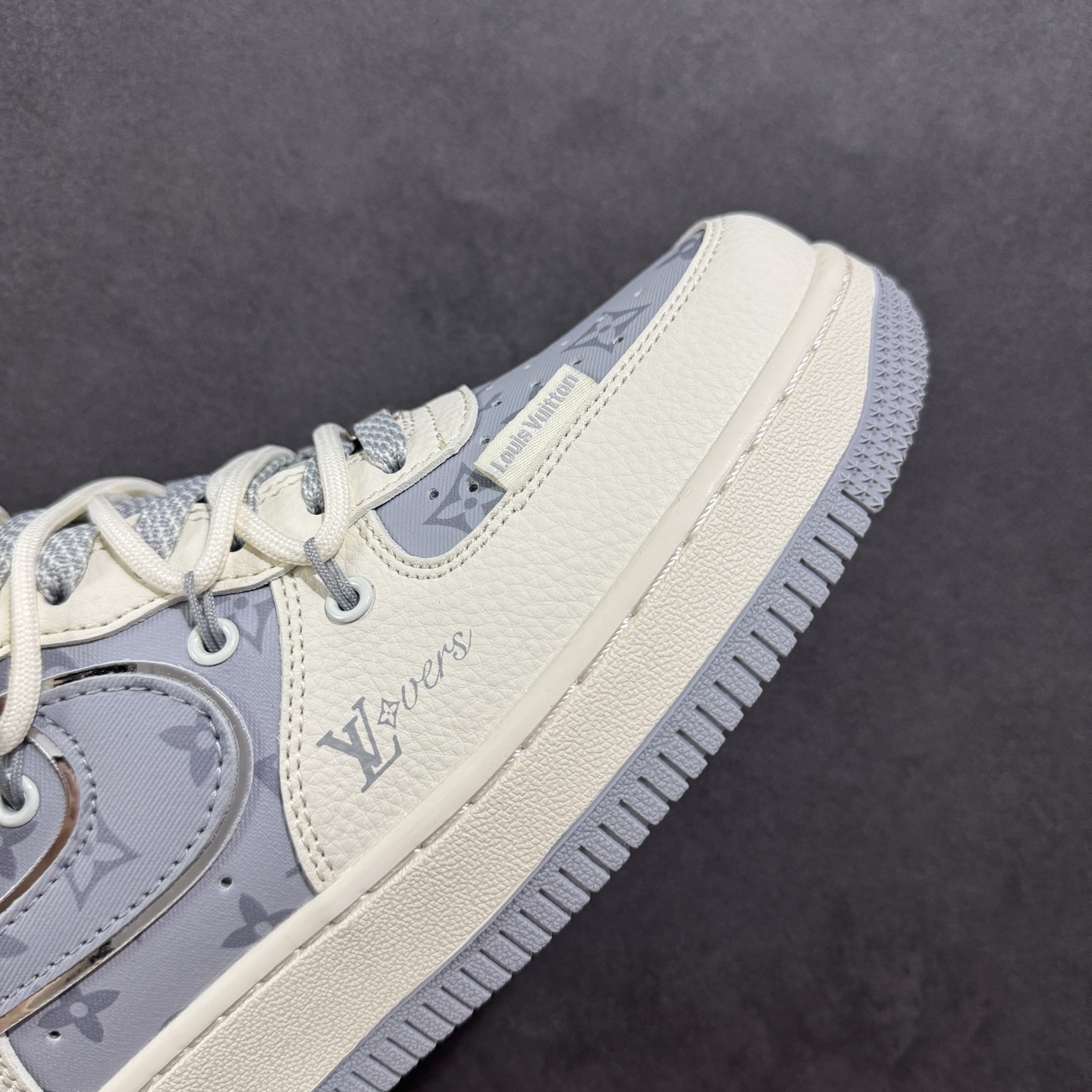 💰305 工厂直销 X版公司货
【NK】
【定制版】Nike Air Force 1'07 Low LV联名 灰印花抽绳 空军一号低帮休闲板鞋 DM6868-062
#原楦头原纸板 原装鞋盒 定制五金配件 内置全掌气垫 原厂鞋底
尺码：36 36.5 37.5 38 38.5 39 40 40.5 41 42 42.5 43 44 44.5 45 
编码：HXS310320