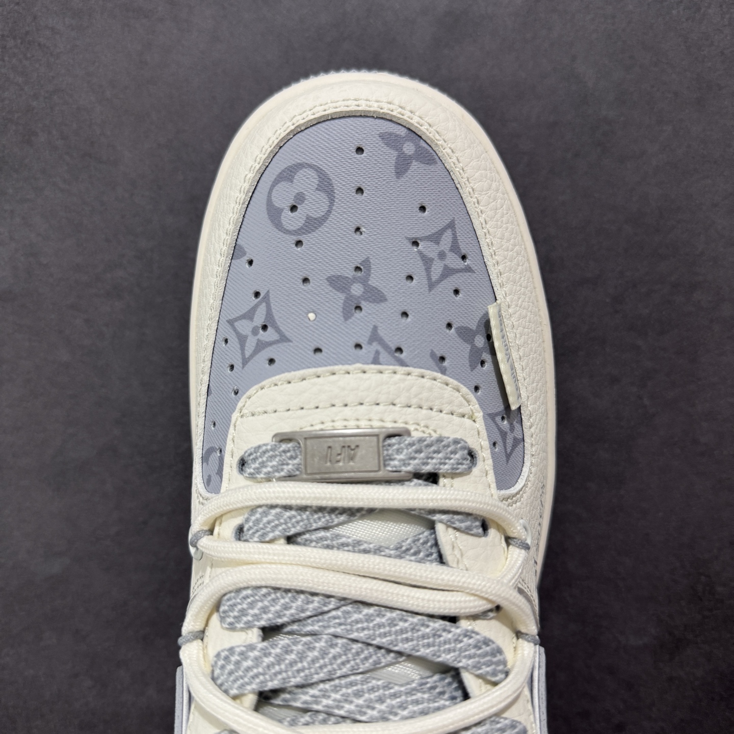 💰305 工厂直销 X版公司货
【NK】
【定制版】Nike Air Force 1'07 Low LV联名 灰印花抽绳 空军一号低帮休闲板鞋 DM6868-062
#原楦头原纸板 原装鞋盒 定制五金配件 内置全掌气垫 原厂鞋底
尺码：36 36.5 37.5 38 38.5 39 40 40.5 41 42 42.5 43 44 44.5 45 
编码：HXS310320