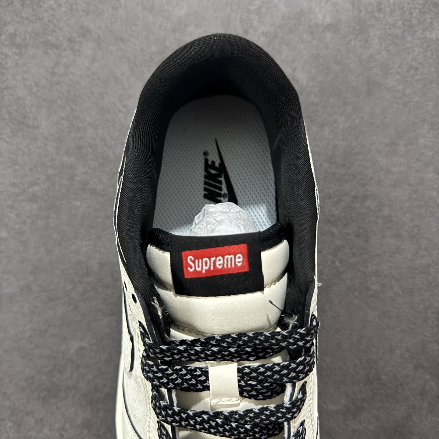 💰305 工厂直销 SSS版公司货
【NK】
【定制版】Nike SB Dunk Low Sup联名 米白满天星 周年高端定制 低帮休闲板鞋 SC9207-410
#定制鞋盒 大厂纯原品质出货 超高清洁度 皮料切割干净无任何毛边 细节完美 
尺码：36 36.5 37.5 38 36.5 39 40 40.5 41 42 42.5 43 44 44.5 45
编码：HXS320340
