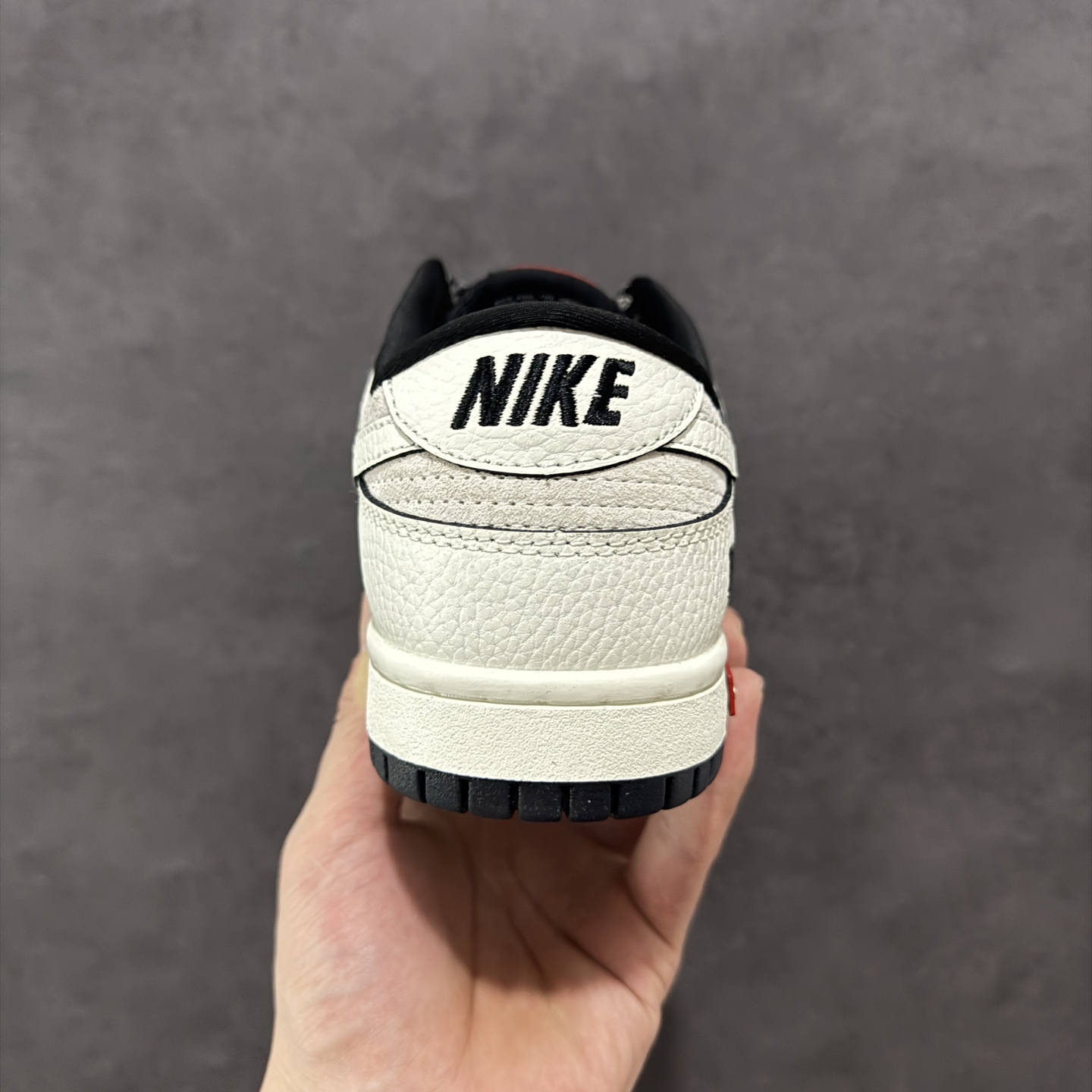 💰305 工厂直销 SSS版公司货
【NK】
【定制版】Nike SB Dunk Low Sup联名 米白满天星 周年高端定制 低帮休闲板鞋 SC9207-410
#定制鞋盒 大厂纯原品质出货 超高清洁度 皮料切割干净无任何毛边 细节完美 
尺码：36 36.5 37.5 38 36.5 39 40 40.5 41 42 42.5 43 44 44.5 45
编码：HXS320340