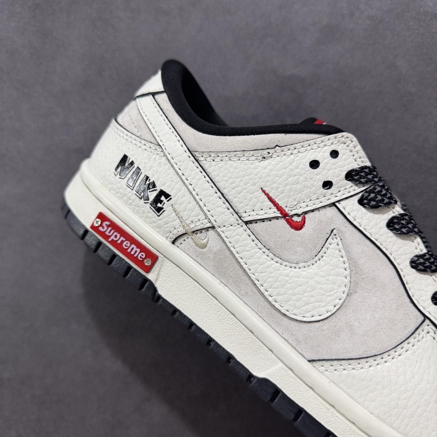 💰305 工厂直销 SSS版公司货
【NK】
【定制版】Nike SB Dunk Low Sup联名 米白满天星 周年高端定制 低帮休闲板鞋 SC9207-410
#定制鞋盒 大厂纯原品质出货 超高清洁度 皮料切割干净无任何毛边 细节完美 
尺码：36 36.5 37.5 38 36.5 39 40 40.5 41 42 42.5 43 44 44.5 45
编码：HXS320340