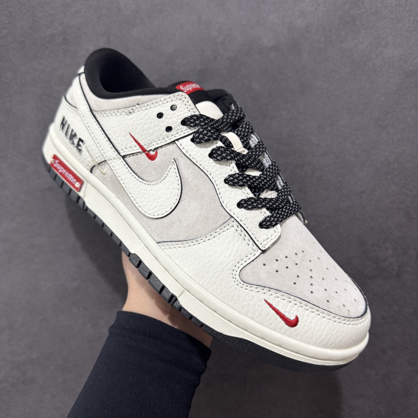 💰305 工厂直销 SSS版公司货
【NK】
【定制版】Nike SB Dunk Low Sup联名 米白满天星 周年高端定制 低帮休闲板鞋 SC9207-410
#定制鞋盒 大厂纯原品质出货 超高清洁度 皮料切割干净无任何毛边 细节完美 
尺码：36 36.5 37.5 38 36.5 39 40 40.5 41 42 42.5 43 44 44.5 45
编码：HXS320340