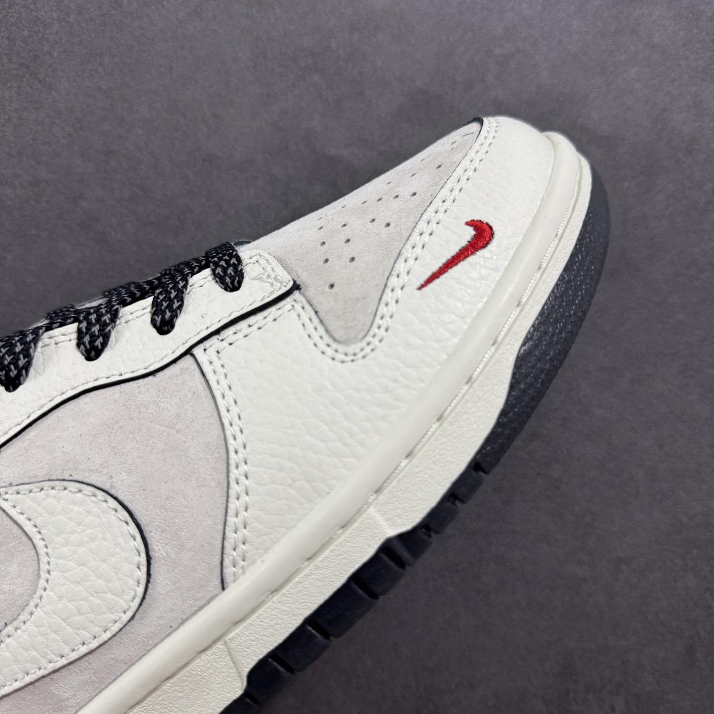💰305 工厂直销 SSS版公司货
【NK】
【定制版】Nike SB Dunk Low Sup联名 米白满天星 周年高端定制 低帮休闲板鞋 SC9207-410
#定制鞋盒 大厂纯原品质出货 超高清洁度 皮料切割干净无任何毛边 细节完美 
尺码：36 36.5 37.5 38 36.5 39 40 40.5 41 42 42.5 43 44 44.5 45
编码：HXS320340