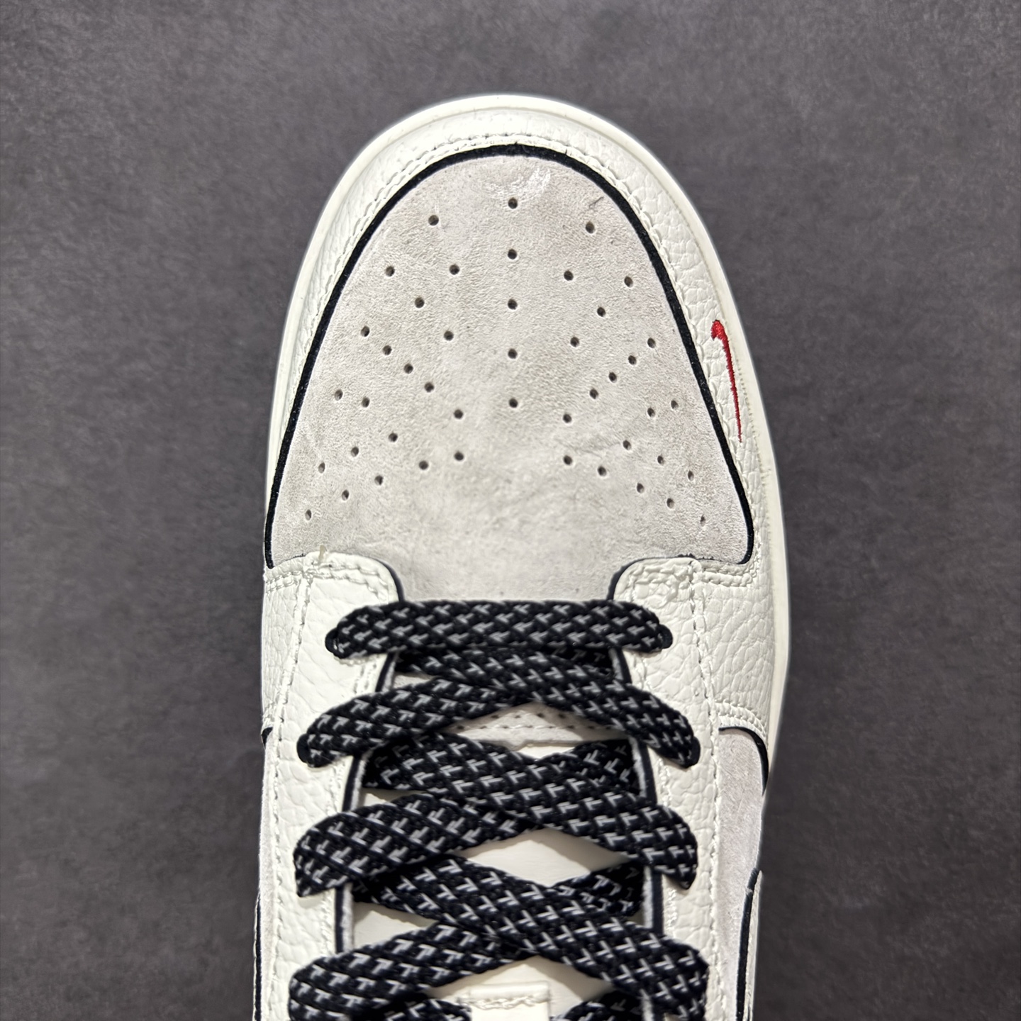 💰305 工厂直销 SSS版公司货
【NK】
【定制版】Nike SB Dunk Low Sup联名 米白满天星 周年高端定制 低帮休闲板鞋 SC9207-410
#定制鞋盒 大厂纯原品质出货 超高清洁度 皮料切割干净无任何毛边 细节完美 
尺码：36 36.5 37.5 38 36.5 39 40 40.5 41 42 42.5 43 44 44.5 45
编码：HXS320340