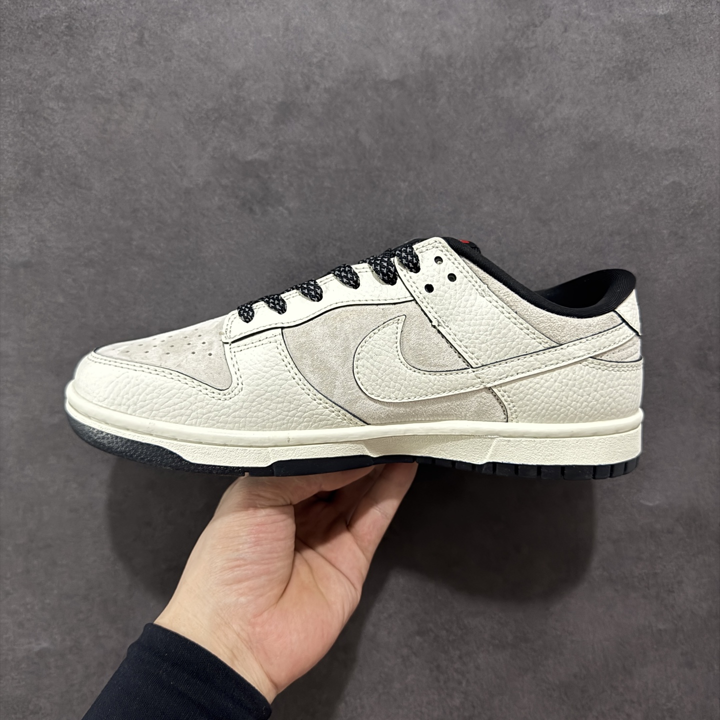 💰305 工厂直销 SSS版公司货
【NK】
【定制版】Nike SB Dunk Low Sup联名 米白满天星 周年高端定制 低帮休闲板鞋 SC9207-410
#定制鞋盒 大厂纯原品质出货 超高清洁度 皮料切割干净无任何毛边 细节完美 
尺码：36 36.5 37.5 38 36.5 39 40 40.5 41 42 42.5 43 44 44.5 45
编码：HXS320340