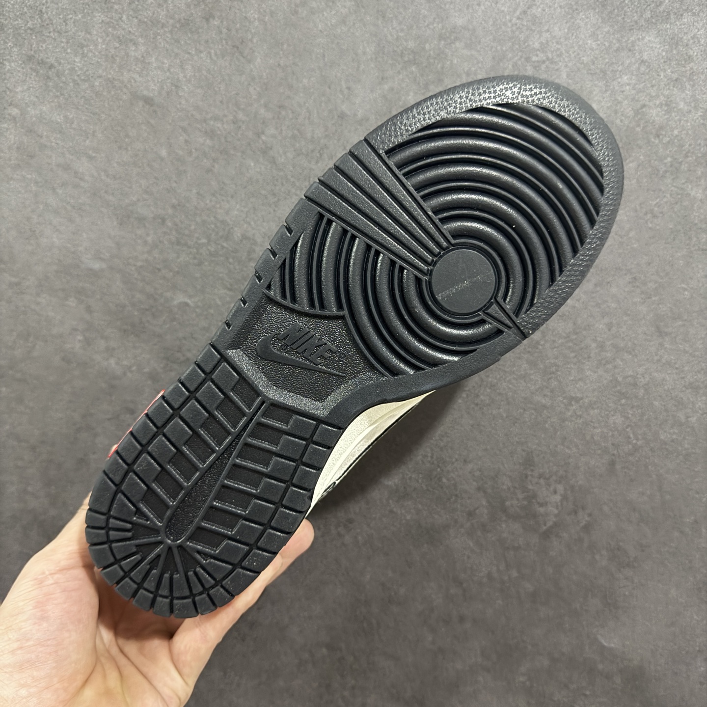 💰305 工厂直销 SSS版公司货
【NK】
【定制版】Nike SB Dunk Low Sup联名 米白满天星 周年高端定制 低帮休闲板鞋 SC9207-410
#定制鞋盒 大厂纯原品质出货 超高清洁度 皮料切割干净无任何毛边 细节完美 
尺码：36 36.5 37.5 38 36.5 39 40 40.5 41 42 42.5 43 44 44.5 45
编码：HXS320340