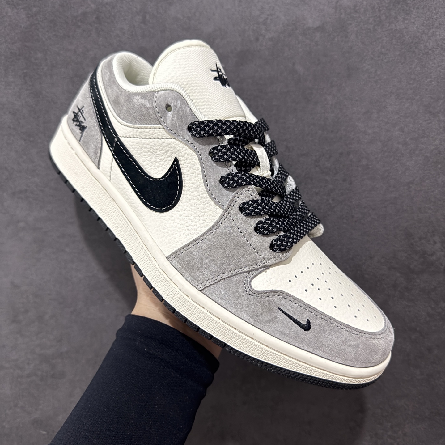 💰325 工厂直销 KK版公司货
【乔1】
【定制版】Air Jordan 1 Low AJ1 乔1 斯图西联名 黑勾满天星 高端定制 低帮复古篮球鞋 XX3318-508
#定制鞋盒 大厂纯原品质出货 超高清洁度 皮料切割干净无任何毛边 细节完美
尺码：36 36.5 37.5 38 36.5 39 40 40.5 41 42 42.5 43 44 44.5 45 
编码：HXS320340