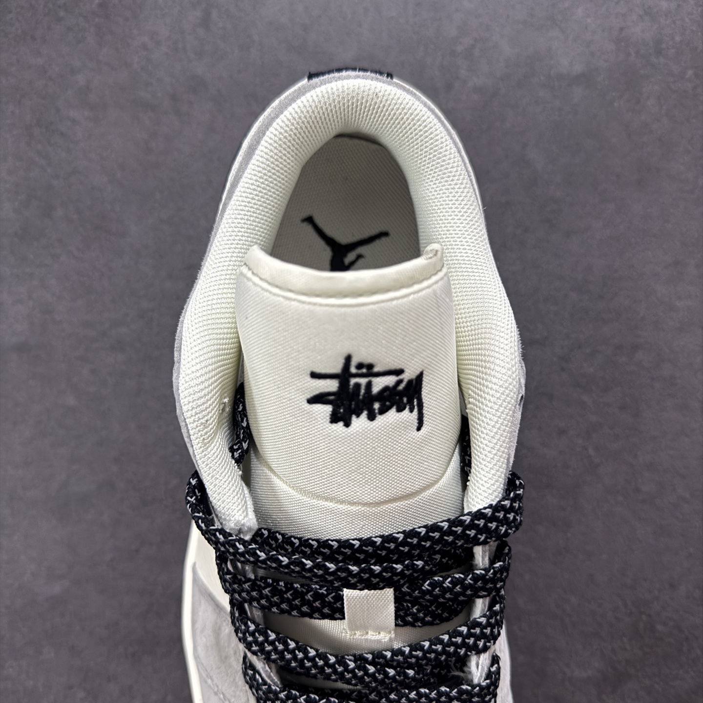 💰325 工厂直销 KK版公司货
【乔1】
【定制版】Air Jordan 1 Low AJ1 乔1 斯图西联名 黑勾满天星 高端定制 低帮复古篮球鞋 XX3318-508
#定制鞋盒 大厂纯原品质出货 超高清洁度 皮料切割干净无任何毛边 细节完美
尺码：36 36.5 37.5 38 36.5 39 40 40.5 41 42 42.5 43 44 44.5 45 
编码：HXS320340
