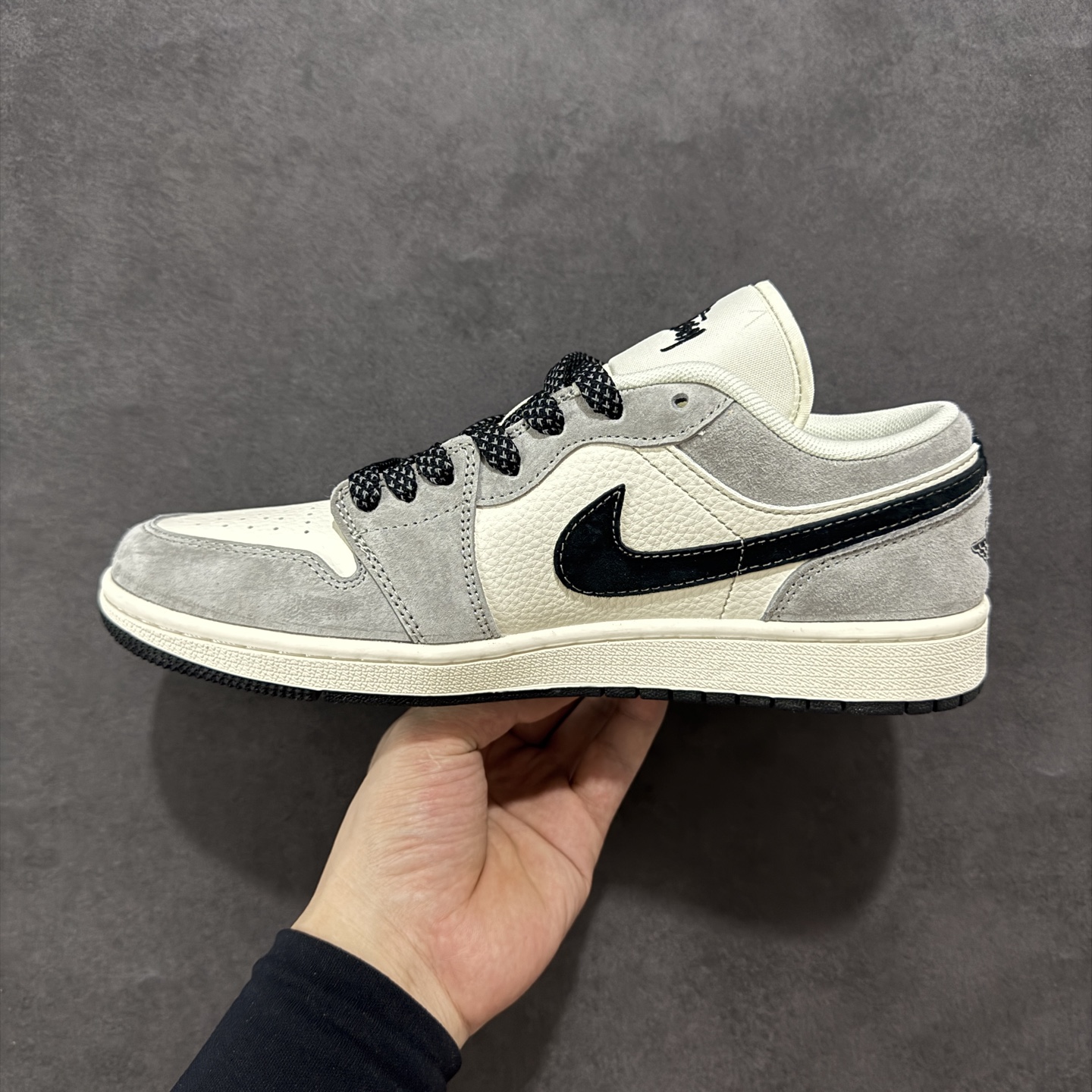 💰325 工厂直销 KK版公司货
【乔1】
【定制版】Air Jordan 1 Low AJ1 乔1 斯图西联名 黑勾满天星 高端定制 低帮复古篮球鞋 XX3318-508
#定制鞋盒 大厂纯原品质出货 超高清洁度 皮料切割干净无任何毛边 细节完美
尺码：36 36.5 37.5 38 36.5 39 40 40.5 41 42 42.5 43 44 44.5 45 
编码：HXS320340