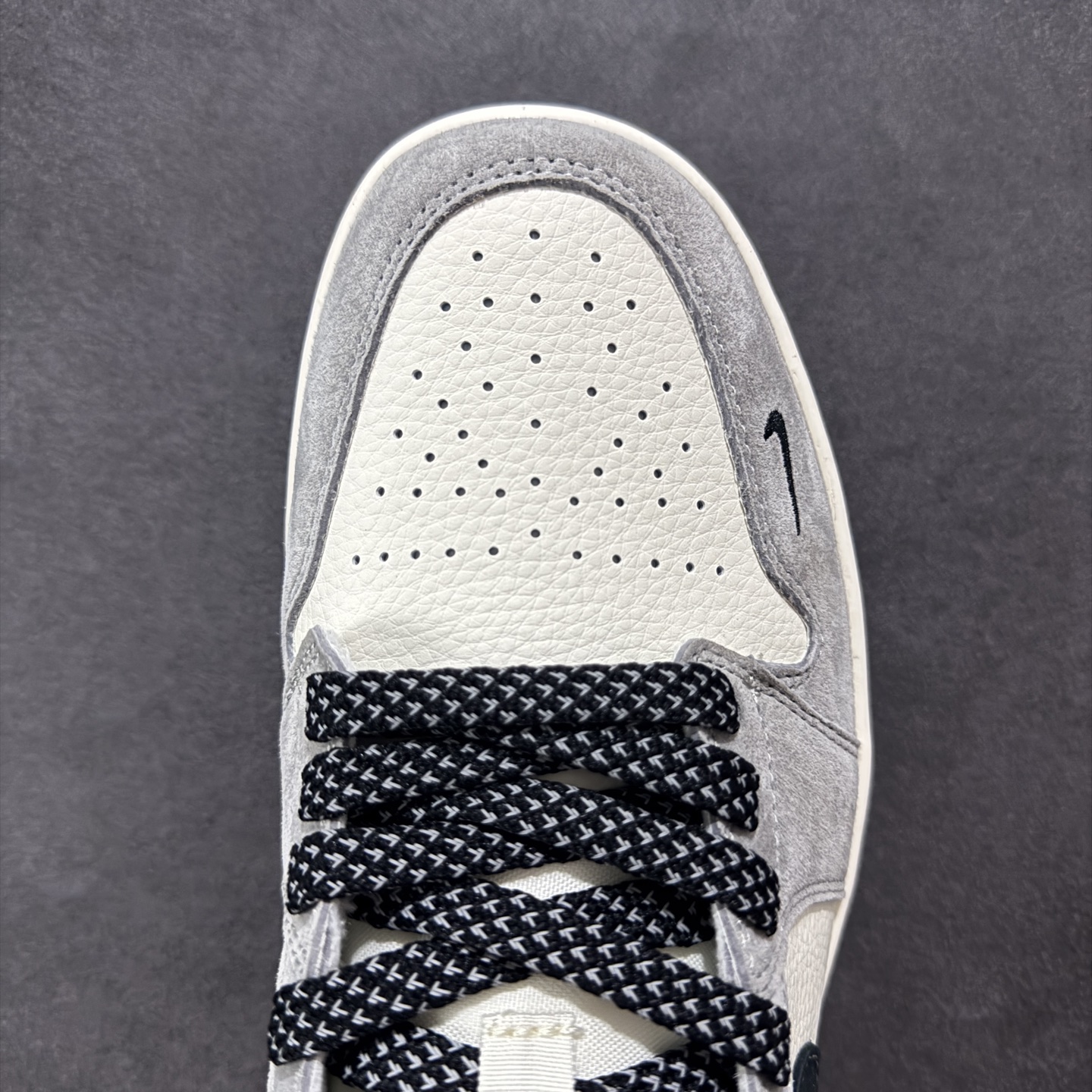 💰325 工厂直销 KK版公司货
【乔1】
【定制版】Air Jordan 1 Low AJ1 乔1 斯图西联名 黑勾满天星 高端定制 低帮复古篮球鞋 XX3318-508
#定制鞋盒 大厂纯原品质出货 超高清洁度 皮料切割干净无任何毛边 细节完美
尺码：36 36.5 37.5 38 36.5 39 40 40.5 41 42 42.5 43 44 44.5 45 
编码：HXS320340