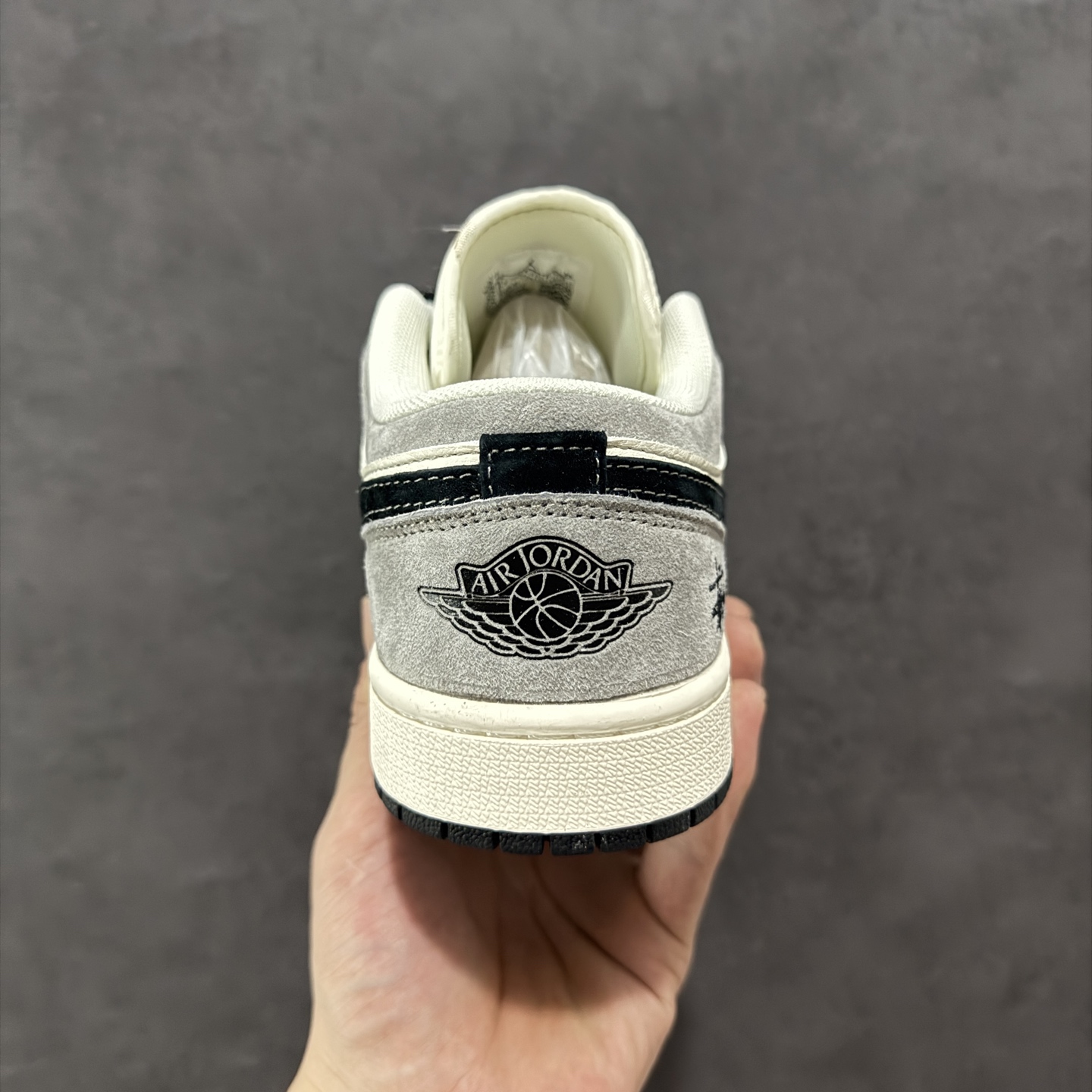 💰325 工厂直销 KK版公司货
【乔1】
【定制版】Air Jordan 1 Low AJ1 乔1 斯图西联名 黑勾满天星 高端定制 低帮复古篮球鞋 XX3318-508
#定制鞋盒 大厂纯原品质出货 超高清洁度 皮料切割干净无任何毛边 细节完美
尺码：36 36.5 37.5 38 36.5 39 40 40.5 41 42 42.5 43 44 44.5 45 
编码：HXS320340