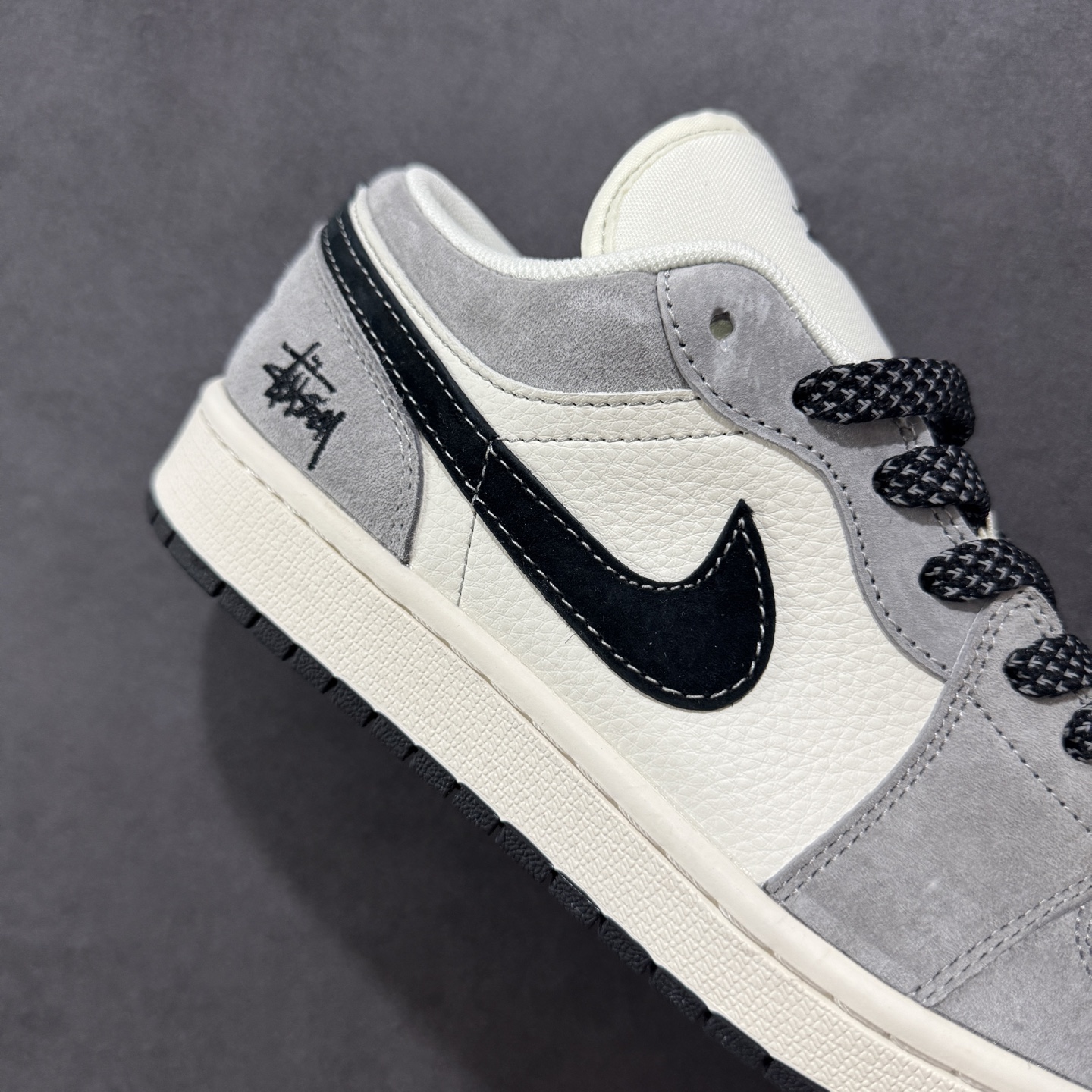 💰325 工厂直销 KK版公司货
【乔1】
【定制版】Air Jordan 1 Low AJ1 乔1 斯图西联名 黑勾满天星 高端定制 低帮复古篮球鞋 XX3318-508
#定制鞋盒 大厂纯原品质出货 超高清洁度 皮料切割干净无任何毛边 细节完美
尺码：36 36.5 37.5 38 36.5 39 40 40.5 41 42 42.5 43 44 44.5 45 
编码：HXS320340