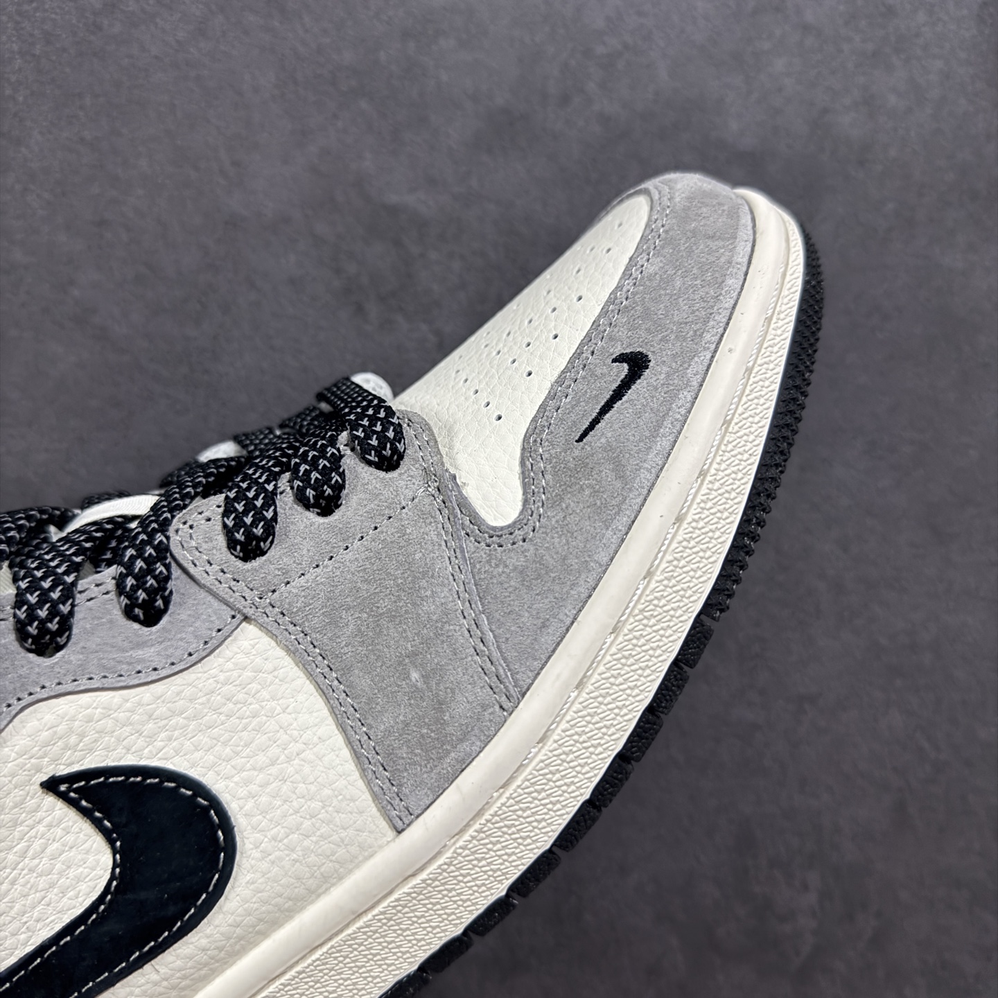 💰325 工厂直销 KK版公司货
【乔1】
【定制版】Air Jordan 1 Low AJ1 乔1 斯图西联名 黑勾满天星 高端定制 低帮复古篮球鞋 XX3318-508
#定制鞋盒 大厂纯原品质出货 超高清洁度 皮料切割干净无任何毛边 细节完美
尺码：36 36.5 37.5 38 36.5 39 40 40.5 41 42 42.5 43 44 44.5 45 
编码：HXS320340