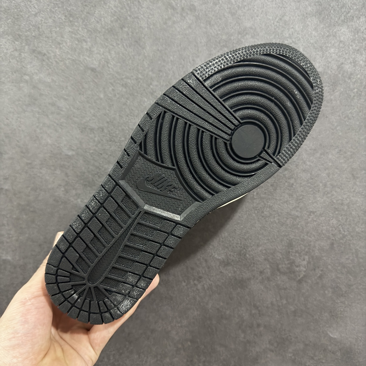 💰325 工厂直销 KK版公司货
【乔1】
【定制版】Air Jordan 1 Low AJ1 乔1 斯图西联名 黑勾满天星 高端定制 低帮复古篮球鞋 XX3318-508
#定制鞋盒 大厂纯原品质出货 超高清洁度 皮料切割干净无任何毛边 细节完美
尺码：36 36.5 37.5 38 36.5 39 40 40.5 41 42 42.5 43 44 44.5 45 
编码：HXS320340