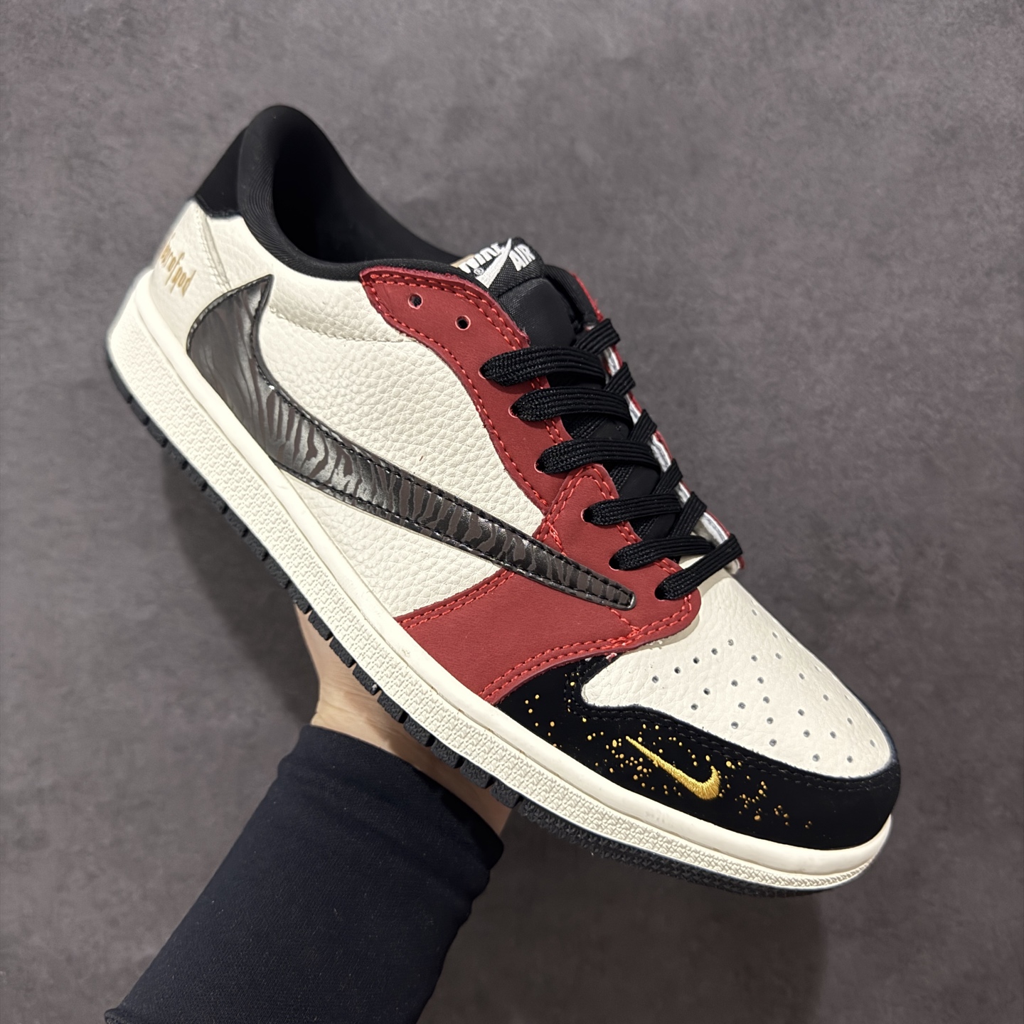 定制版Travis Scott x Fragment Design x Air Jordan 1 Low SP AJ1 FOG联名 拼接酒红 低帮文化休闲板鞋 LD2025-012