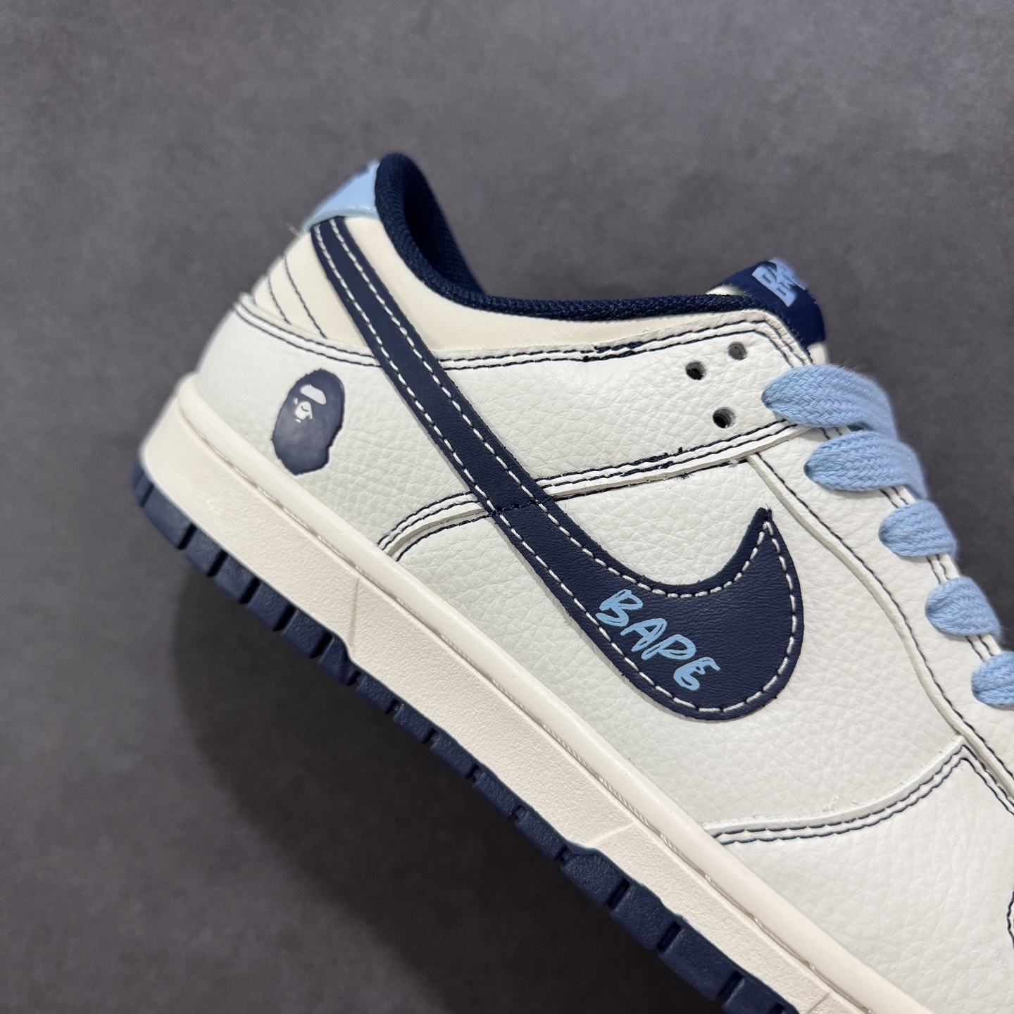 240 定制版Nk SB Dunk Low 定制配色 猿人头联名 Dunk系列复古低帮休闲百搭板鞋 BZ2501-100