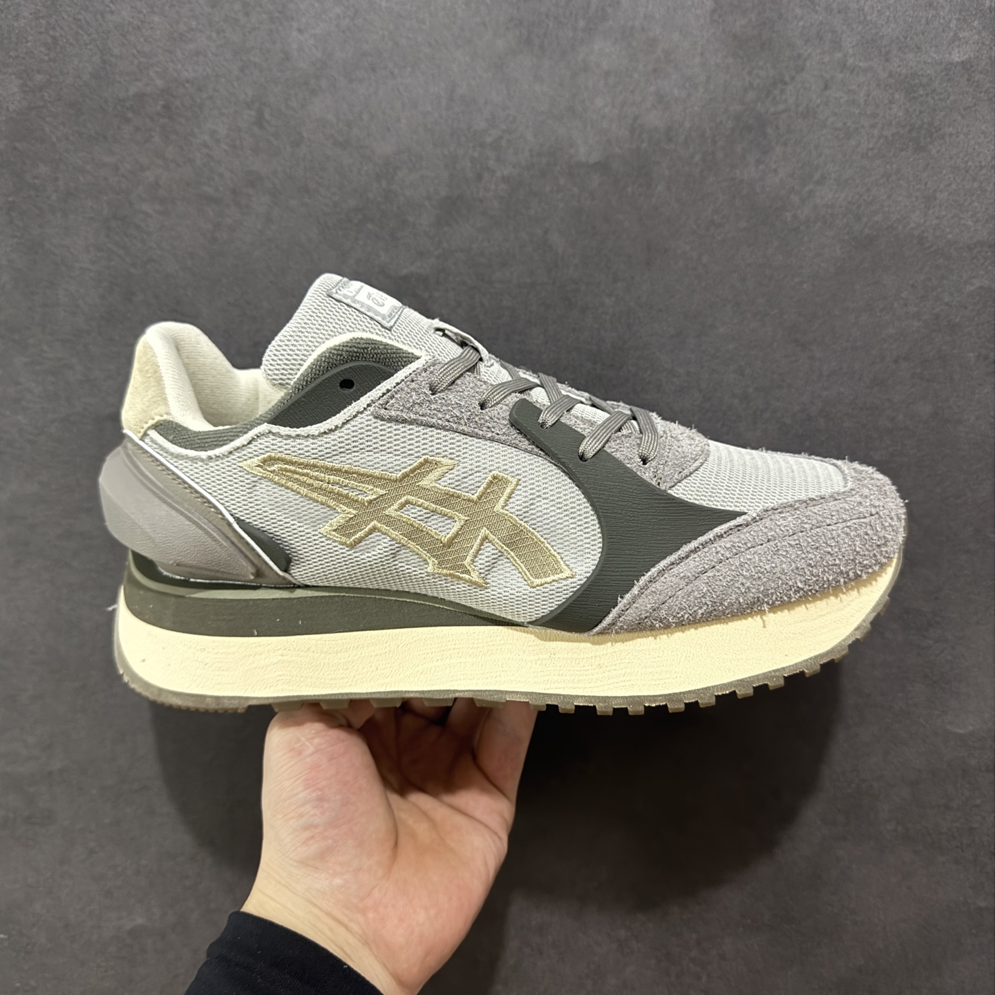 【纯原版】Asics Ointsuka Tiger Moage co 亚瑟士鬼冢虎复古经典跑鞋 产品从款式颜色造型上体现出追求舒适和细节的完美 鞋类更是推崇手工制作的严谨与完美 融舒适性与可穿性的设计风格 注重细节的完美和别致魅力 既保持稳重 又不失轻松的时尚感‼️ 尺码：36-45带半码-选品中心