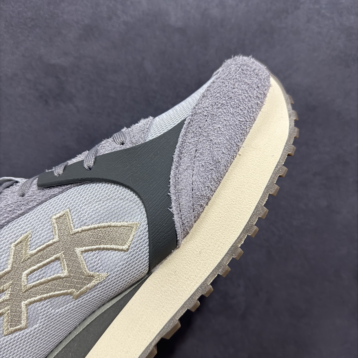 图片[5]-【纯原版】Asics Ointsuka Tiger Moage co 亚瑟士鬼冢虎复古经典跑鞋 产品从款式颜色造型上体现出追求舒适和细节的完美 鞋类更是推崇手工制作的严谨与完美 融舒适性与可穿性的设计风格 注重细节的完美和别致魅力 既保持稳重 又不失轻松的时尚感‼️ 尺码：36-45带半码-选品中心