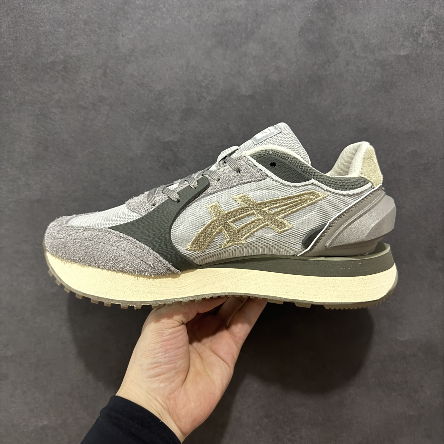 图片[2]-【纯原版】Asics Ointsuka Tiger Moage co 亚瑟士鬼冢虎复古经典跑鞋 产品从款式颜色造型上体现出追求舒适和细节的完美 鞋类更是推崇手工制作的严谨与完美 融舒适性与可穿性的设计风格 注重细节的完美和别致魅力 既保持稳重 又不失轻松的时尚感‼️ 尺码：36-45带半码-选品中心