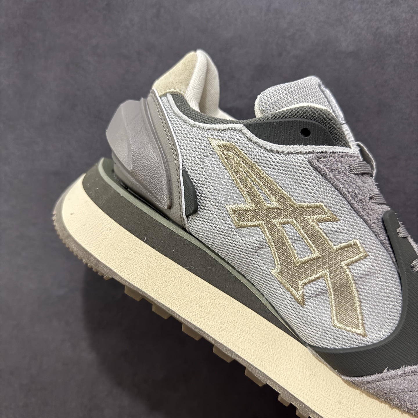 图片[6]-【纯原版】Asics Ointsuka Tiger Moage co 亚瑟士鬼冢虎复古经典跑鞋 产品从款式颜色造型上体现出追求舒适和细节的完美 鞋类更是推崇手工制作的严谨与完美 融舒适性与可穿性的设计风格 注重细节的完美和别致魅力 既保持稳重 又不失轻松的时尚感‼️ 尺码：36-45带半码-选品中心