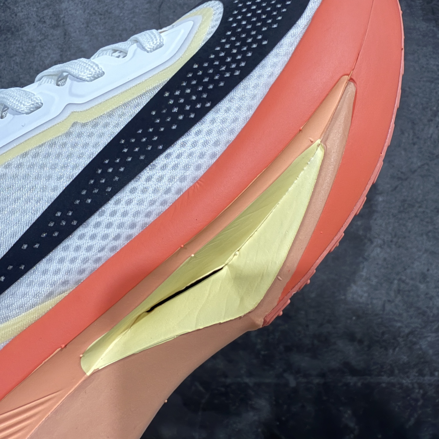 图片[4]-【XE纯原版】NK Zoom Fly 6 EK竞速飞行6代系列低帮轻质缓震透气休闲运动跑步鞋 IB6657-108 全新纯原版 超高清洁度做工 正确组合大底 内置抗扭片 完美版型 还原脚感 区别通货 健身跑步必备跑鞋💪🏻 NK旗下主打竞速训练的Zoom Fly 6突然官宣，让不少跑步玩家都激动万分。根据 Nike 的官方说法，鞋款由基普乔格亲自监制并测试，可以说是受到地球最强跑者肯定的一双鞋。近日，这双鞋迎来基普乔格专属配色，并释出了官图。灵感来自基普乔格在土地跑道训练的经历，中底造型旨在还原训练后尘土覆盖的感觉。外观方面，延续了超大 Swoosh 的标志性设计，中底充满棱角感与层次感。科技方面，搭载加量ZoomX 与 SR-02 泡绵及全掌型 FlyPlate 碳纤维板 尺码：39 40 40.5 41 42 42.5 43 44 44.5 45 46-选品中心