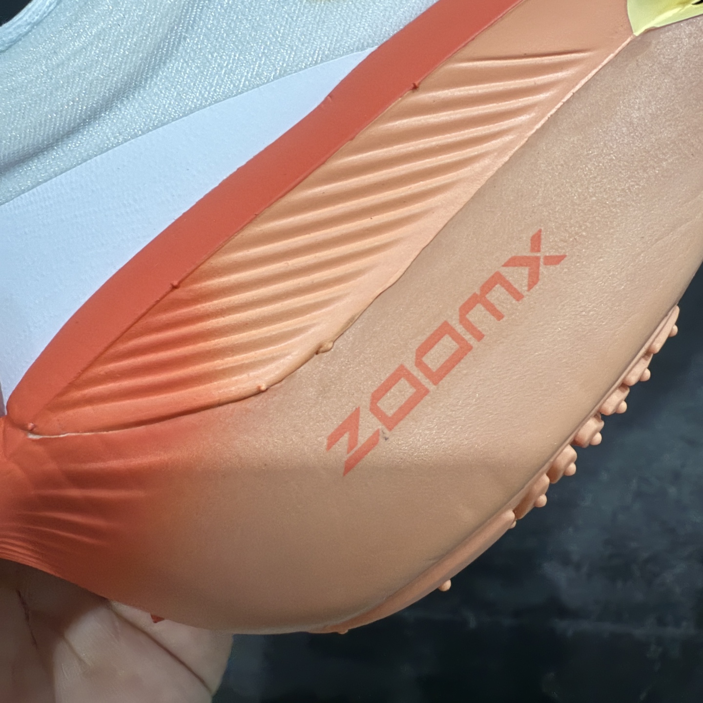 图片[3]-【XE纯原版】NK Zoom Fly 6 EK竞速飞行6代系列低帮轻质缓震透气休闲运动跑步鞋 IB6657-108 全新纯原版 超高清洁度做工 正确组合大底 内置抗扭片 完美版型 还原脚感 区别通货 健身跑步必备跑鞋💪🏻 NK旗下主打竞速训练的Zoom Fly 6突然官宣，让不少跑步玩家都激动万分。根据 Nike 的官方说法，鞋款由基普乔格亲自监制并测试，可以说是受到地球最强跑者肯定的一双鞋。近日，这双鞋迎来基普乔格专属配色，并释出了官图。灵感来自基普乔格在土地跑道训练的经历，中底造型旨在还原训练后尘土覆盖的感觉。外观方面，延续了超大 Swoosh 的标志性设计，中底充满棱角感与层次感。科技方面，搭载加量ZoomX 与 SR-02 泡绵及全掌型 FlyPlate 碳纤维板 尺码：39 40 40.5 41 42 42.5 43 44 44.5 45 46-选品中心