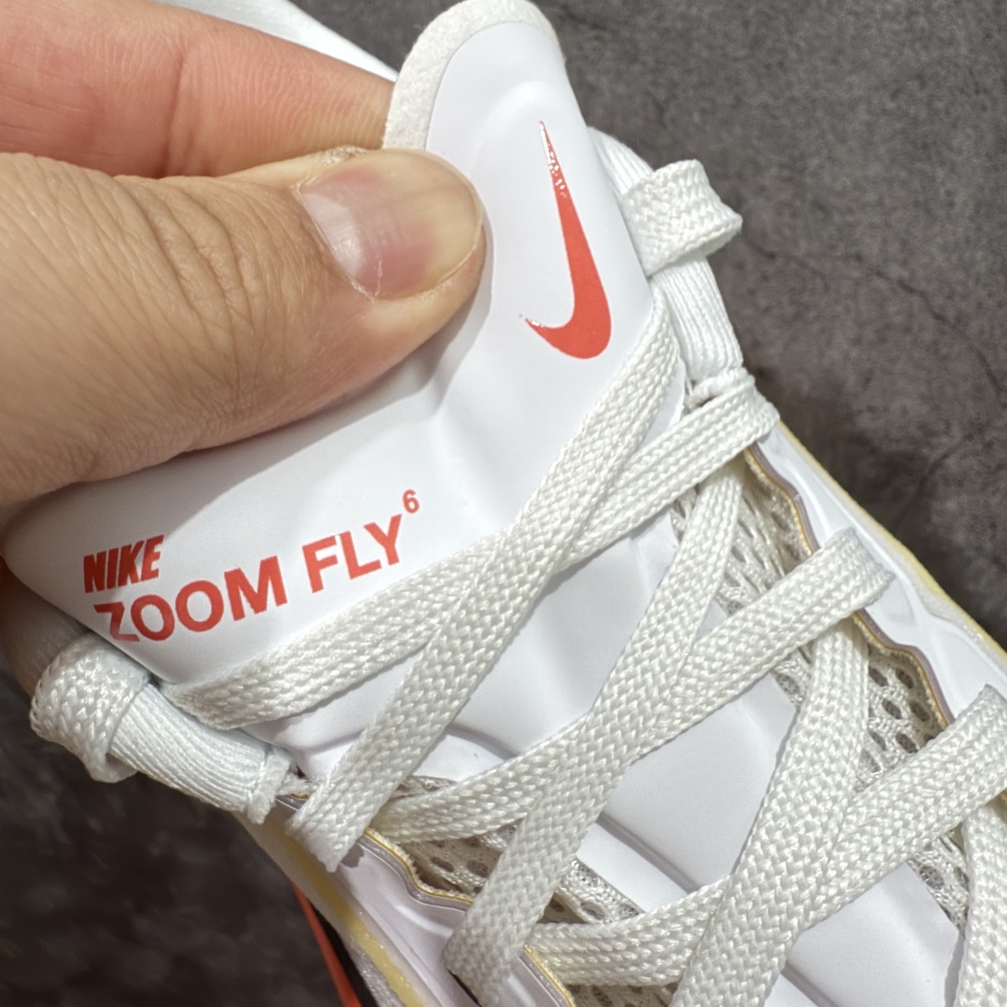 图片[7]-【XE纯原版】NK Zoom Fly 6 EK竞速飞行6代系列低帮轻质缓震透气休闲运动跑步鞋 IB6657-108 全新纯原版 超高清洁度做工 正确组合大底 内置抗扭片 完美版型 还原脚感 区别通货 健身跑步必备跑鞋💪🏻 NK旗下主打竞速训练的Zoom Fly 6突然官宣，让不少跑步玩家都激动万分。根据 Nike 的官方说法，鞋款由基普乔格亲自监制并测试，可以说是受到地球最强跑者肯定的一双鞋。近日，这双鞋迎来基普乔格专属配色，并释出了官图。灵感来自基普乔格在土地跑道训练的经历，中底造型旨在还原训练后尘土覆盖的感觉。外观方面，延续了超大 Swoosh 的标志性设计，中底充满棱角感与层次感。科技方面，搭载加量ZoomX 与 SR-02 泡绵及全掌型 FlyPlate 碳纤维板 尺码：39 40 40.5 41 42 42.5 43 44 44.5 45 46-选品中心