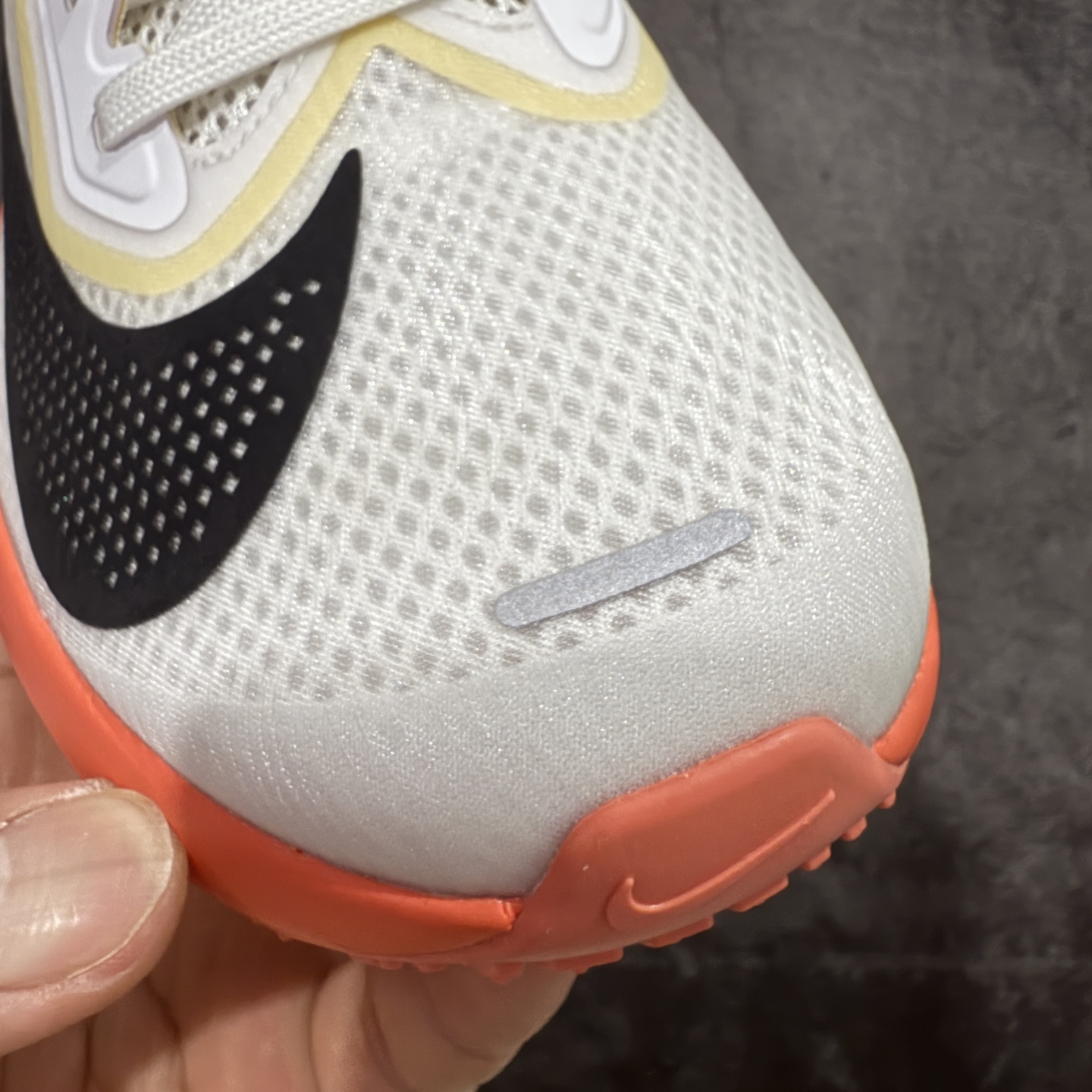 图片[6]-【XE纯原版】NK Zoom Fly 6 EK竞速飞行6代系列低帮轻质缓震透气休闲运动跑步鞋 IB6657-108 全新纯原版 超高清洁度做工 正确组合大底 内置抗扭片 完美版型 还原脚感 区别通货 健身跑步必备跑鞋💪🏻 NK旗下主打竞速训练的Zoom Fly 6突然官宣，让不少跑步玩家都激动万分。根据 Nike 的官方说法，鞋款由基普乔格亲自监制并测试，可以说是受到地球最强跑者肯定的一双鞋。近日，这双鞋迎来基普乔格专属配色，并释出了官图。灵感来自基普乔格在土地跑道训练的经历，中底造型旨在还原训练后尘土覆盖的感觉。外观方面，延续了超大 Swoosh 的标志性设计，中底充满棱角感与层次感。科技方面，搭载加量ZoomX 与 SR-02 泡绵及全掌型 FlyPlate 碳纤维板 尺码：39 40 40.5 41 42 42.5 43 44 44.5 45 46-选品中心