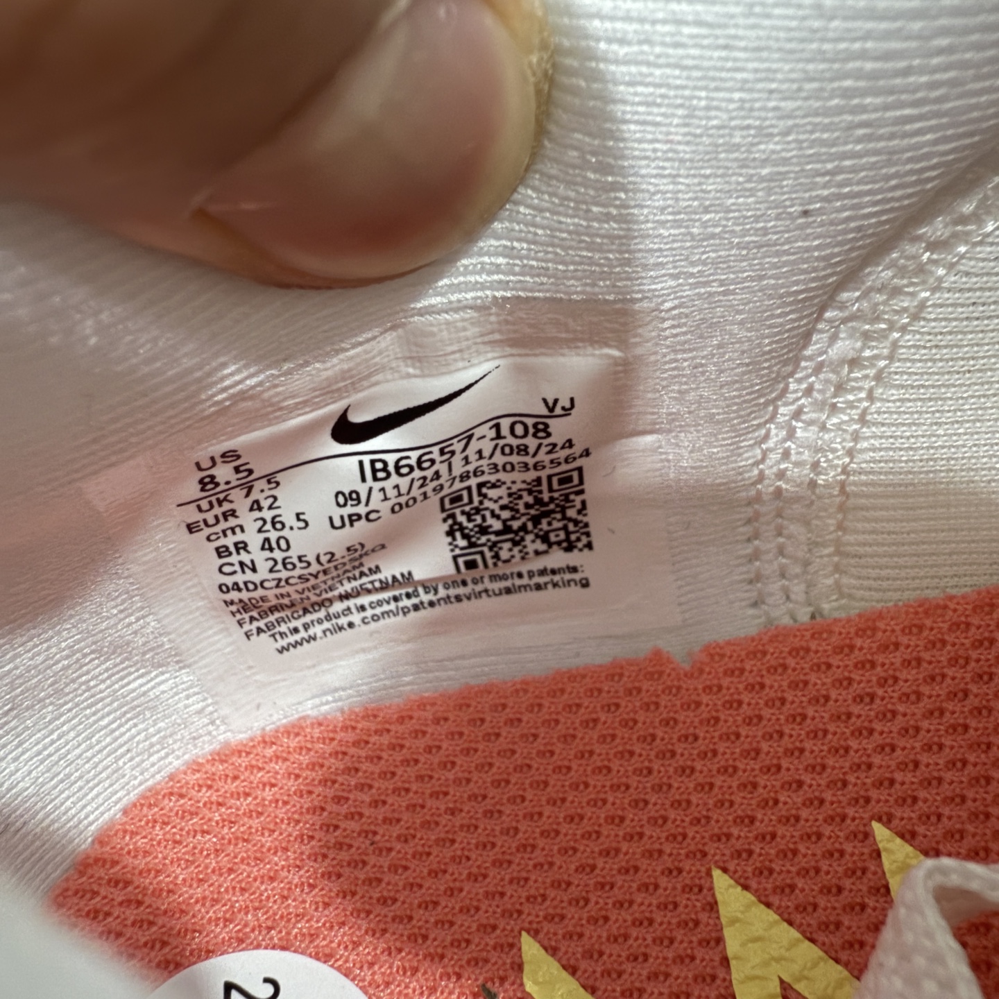 图片[9]-【XE纯原版】NK Zoom Fly 6 EK竞速飞行6代系列低帮轻质缓震透气休闲运动跑步鞋 IB6657-108 全新纯原版 超高清洁度做工 正确组合大底 内置抗扭片 完美版型 还原脚感 区别通货 健身跑步必备跑鞋💪🏻 NK旗下主打竞速训练的Zoom Fly 6突然官宣，让不少跑步玩家都激动万分。根据 Nike 的官方说法，鞋款由基普乔格亲自监制并测试，可以说是受到地球最强跑者肯定的一双鞋。近日，这双鞋迎来基普乔格专属配色，并释出了官图。灵感来自基普乔格在土地跑道训练的经历，中底造型旨在还原训练后尘土覆盖的感觉。外观方面，延续了超大 Swoosh 的标志性设计，中底充满棱角感与层次感。科技方面，搭载加量ZoomX 与 SR-02 泡绵及全掌型 FlyPlate 碳纤维板 尺码：39 40 40.5 41 42 42.5 43 44 44.5 45 46-选品中心