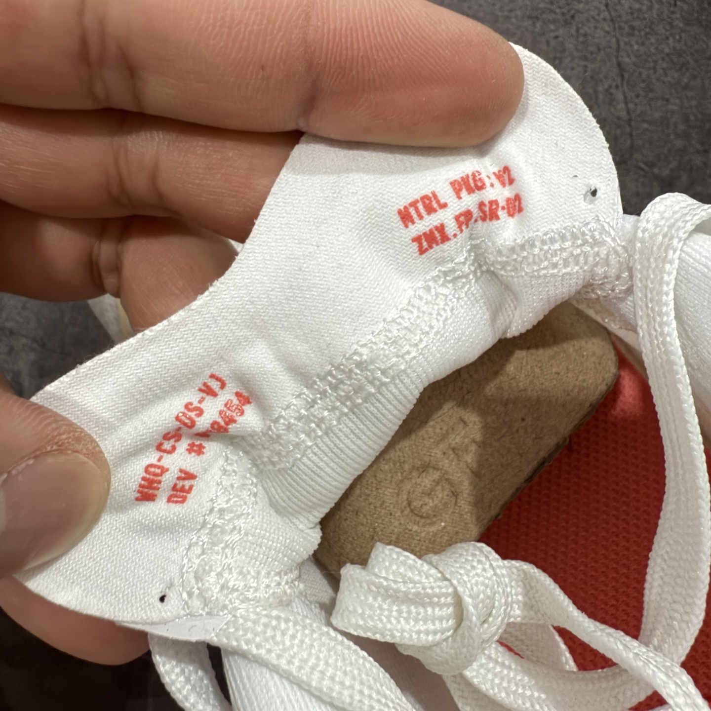 图片[8]-【XE纯原版】NK Zoom Fly 6 EK竞速飞行6代系列低帮轻质缓震透气休闲运动跑步鞋 IB6657-108 全新纯原版 超高清洁度做工 正确组合大底 内置抗扭片 完美版型 还原脚感 区别通货 健身跑步必备跑鞋💪🏻 NK旗下主打竞速训练的Zoom Fly 6突然官宣，让不少跑步玩家都激动万分。根据 Nike 的官方说法，鞋款由基普乔格亲自监制并测试，可以说是受到地球最强跑者肯定的一双鞋。近日，这双鞋迎来基普乔格专属配色，并释出了官图。灵感来自基普乔格在土地跑道训练的经历，中底造型旨在还原训练后尘土覆盖的感觉。外观方面，延续了超大 Swoosh 的标志性设计，中底充满棱角感与层次感。科技方面，搭载加量ZoomX 与 SR-02 泡绵及全掌型 FlyPlate 碳纤维板 尺码：39 40 40.5 41 42 42.5 43 44 44.5 45 46-选品中心