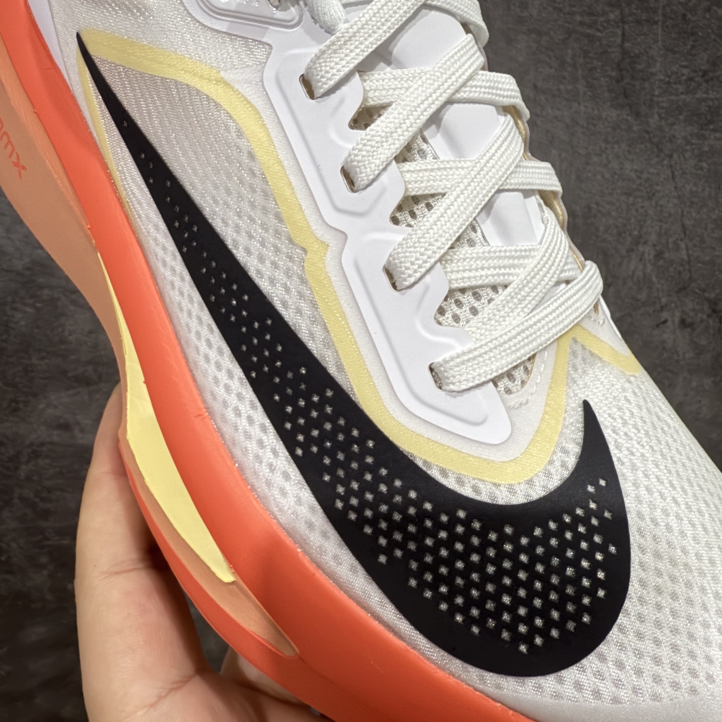 图片[5]-【XE纯原版】NK Zoom Fly 6 EK竞速飞行6代系列低帮轻质缓震透气休闲运动跑步鞋 IB6657-108 全新纯原版 超高清洁度做工 正确组合大底 内置抗扭片 完美版型 还原脚感 区别通货 健身跑步必备跑鞋💪🏻 NK旗下主打竞速训练的Zoom Fly 6突然官宣，让不少跑步玩家都激动万分。根据 Nike 的官方说法，鞋款由基普乔格亲自监制并测试，可以说是受到地球最强跑者肯定的一双鞋。近日，这双鞋迎来基普乔格专属配色，并释出了官图。灵感来自基普乔格在土地跑道训练的经历，中底造型旨在还原训练后尘土覆盖的感觉。外观方面，延续了超大 Swoosh 的标志性设计，中底充满棱角感与层次感。科技方面，搭载加量ZoomX 与 SR-02 泡绵及全掌型 FlyPlate 碳纤维板 尺码：39 40 40.5 41 42 42.5 43 44 44.5 45 46-选品中心