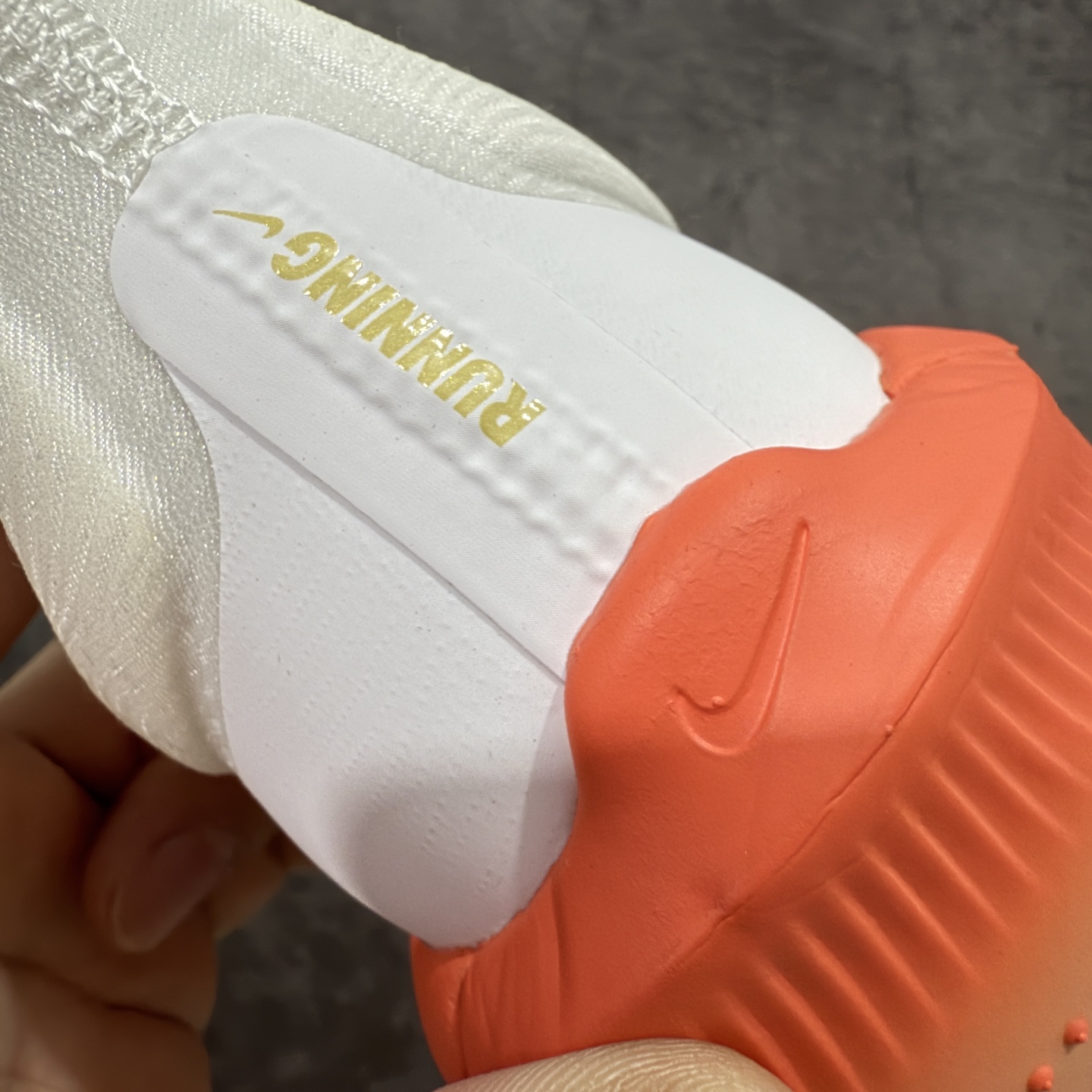 图片[2]-【XE纯原版】NK Zoom Fly 6 EK竞速飞行6代系列低帮轻质缓震透气休闲运动跑步鞋 IB6657-108 全新纯原版 超高清洁度做工 正确组合大底 内置抗扭片 完美版型 还原脚感 区别通货 健身跑步必备跑鞋💪🏻 NK旗下主打竞速训练的Zoom Fly 6突然官宣，让不少跑步玩家都激动万分。根据 Nike 的官方说法，鞋款由基普乔格亲自监制并测试，可以说是受到地球最强跑者肯定的一双鞋。近日，这双鞋迎来基普乔格专属配色，并释出了官图。灵感来自基普乔格在土地跑道训练的经历，中底造型旨在还原训练后尘土覆盖的感觉。外观方面，延续了超大 Swoosh 的标志性设计，中底充满棱角感与层次感。科技方面，搭载加量ZoomX 与 SR-02 泡绵及全掌型 FlyPlate 碳纤维板 尺码：39 40 40.5 41 42 42.5 43 44 44.5 45 46-选品中心